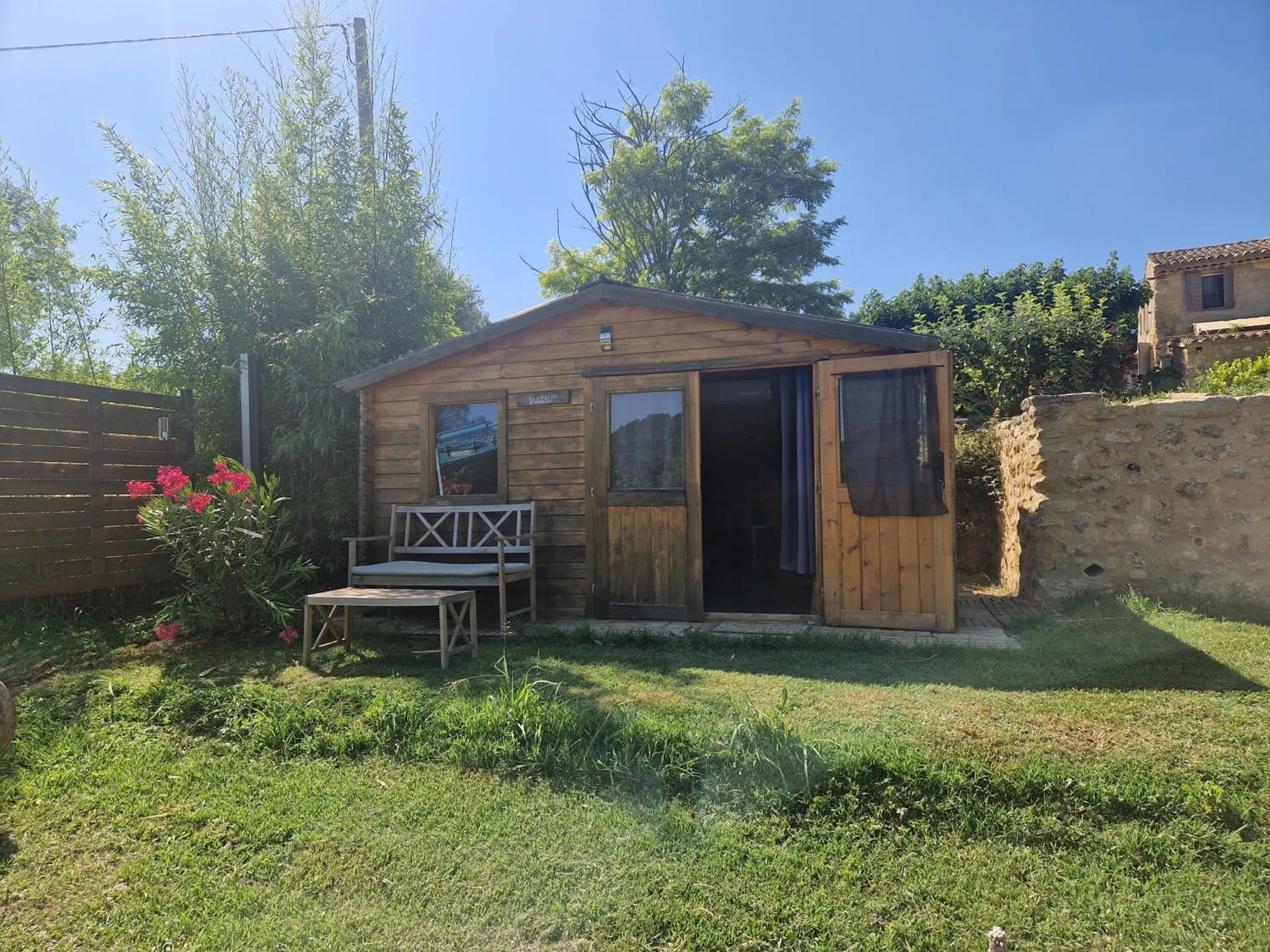 Locations insolites "vie en plein air" cabane et tipi Bastide Bellugue maison d'hôtes reseau Bienvenue à la ferme à 3 mn de lourmarin