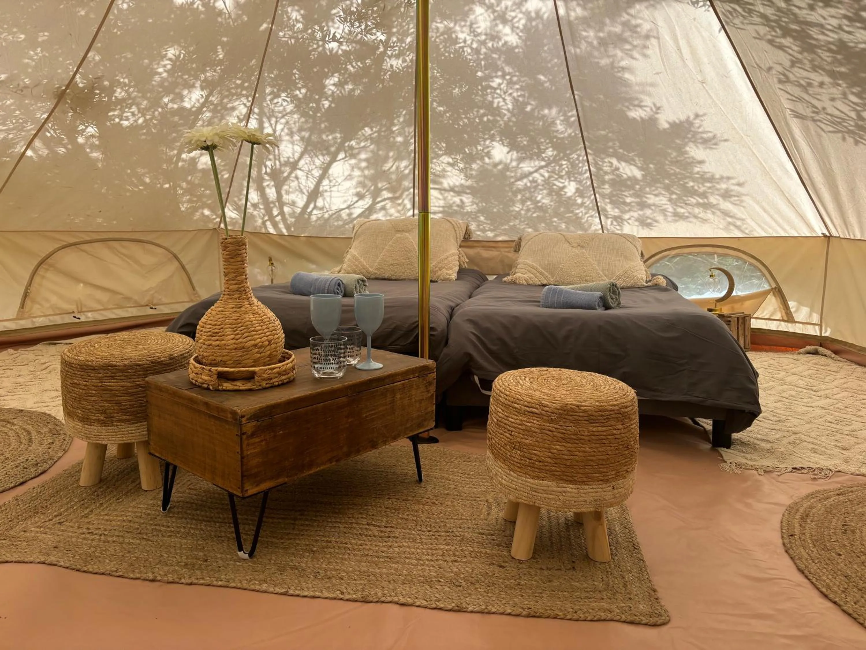 Locations insolites "vie en plein air" cabane et tipi Bastide Bellugue maison d'hôtes reseau Bienvenue à la ferme à 3 mn de lourmarin