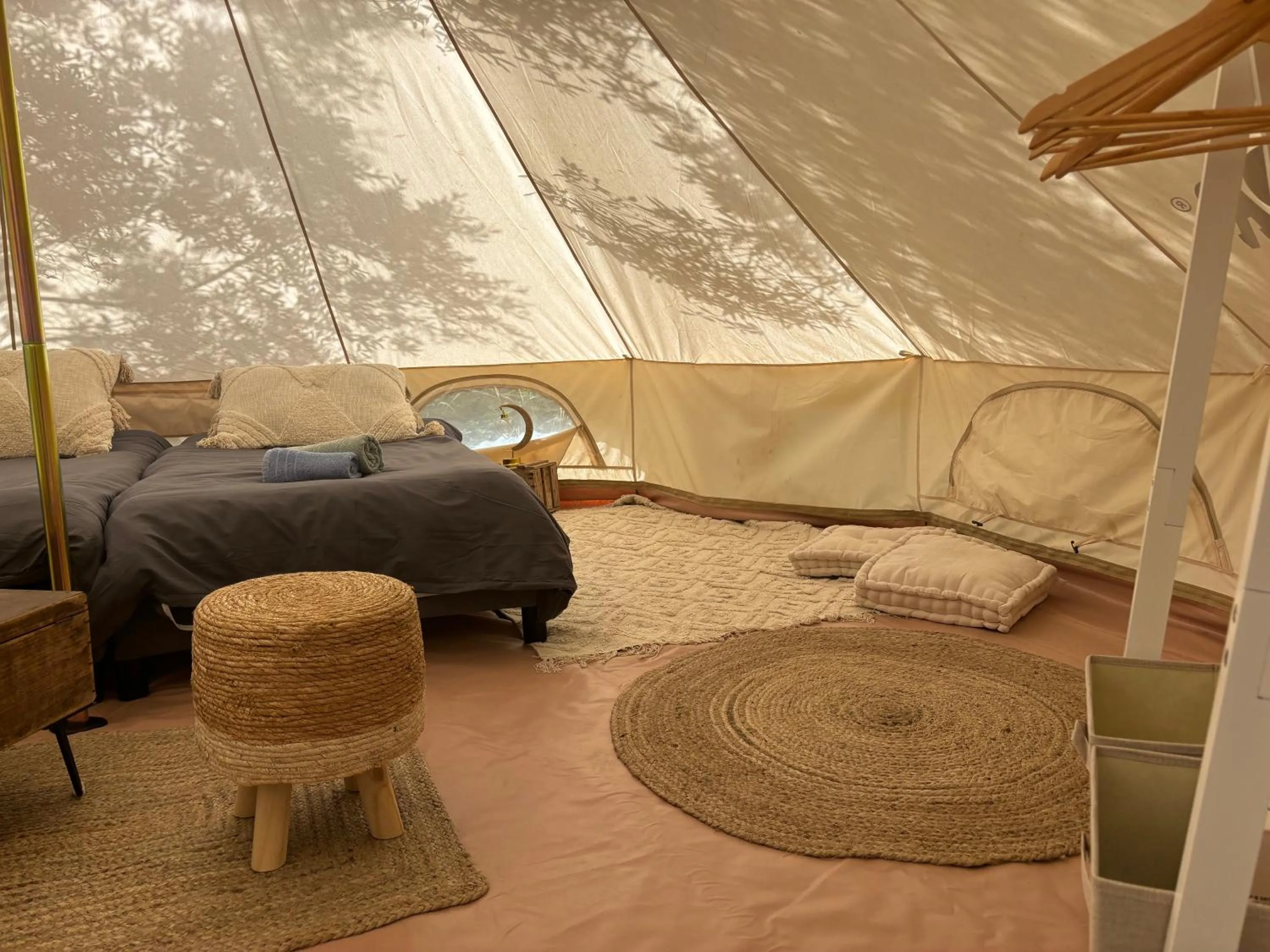 Locations insolites "vie en plein air" cabane et tipi Bastide Bellugue maison d'hôtes reseau Bienvenue à la ferme à 3 mn de lourmarin