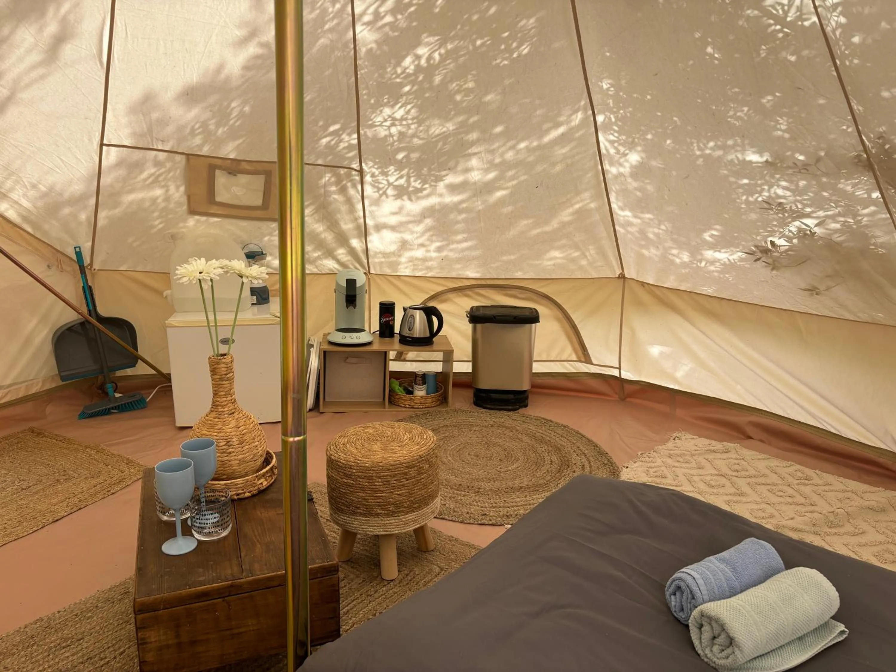 Locations insolites "vie en plein air" cabane et tipi Bastide Bellugue maison d'hôtes reseau Bienvenue à la ferme à 3 mn de lourmarin