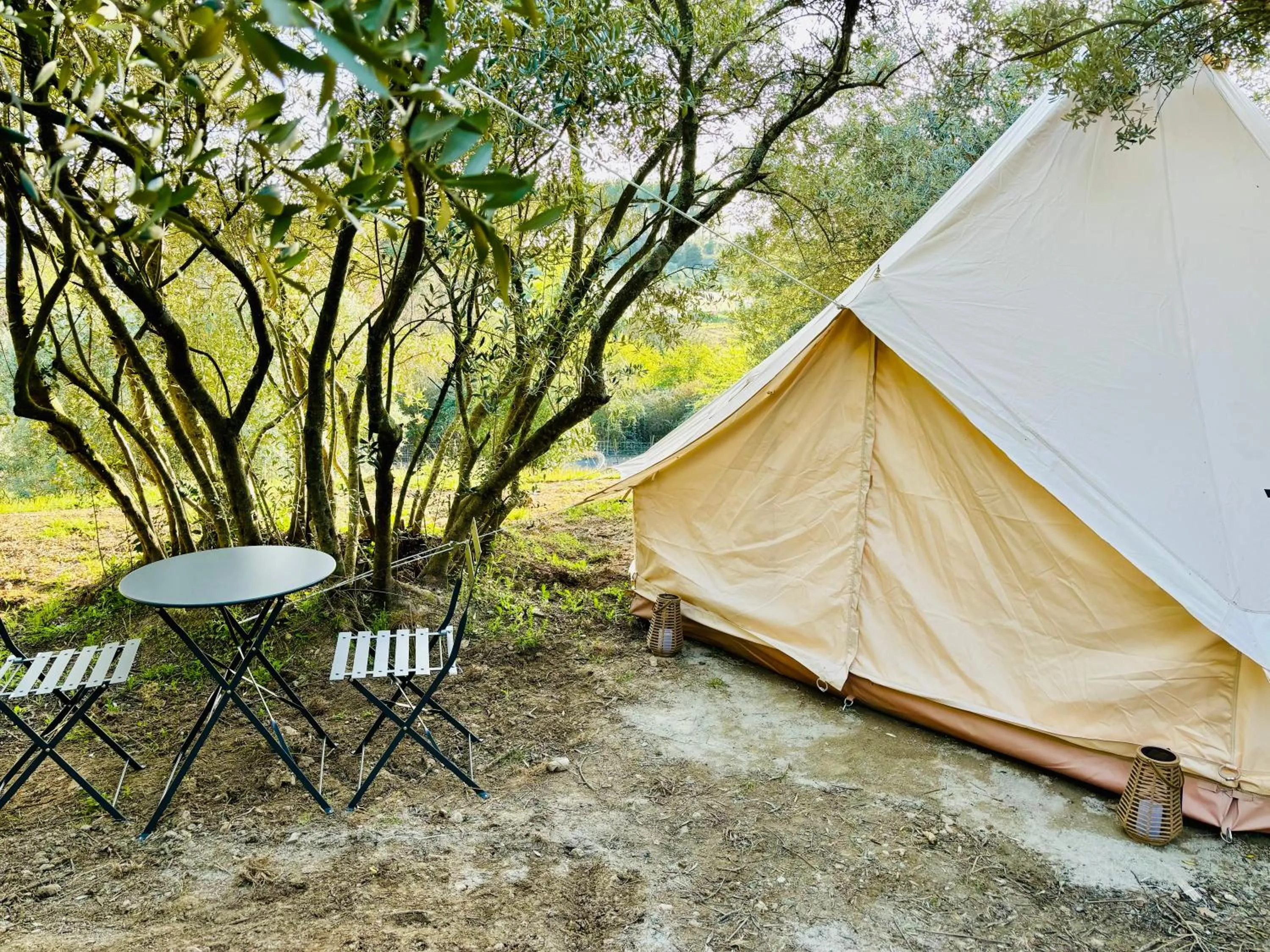 Locations insolites "vie en plein air" cabane et tipi Bastide Bellugue maison d'hôtes reseau Bienvenue à la ferme à 3 mn de lourmarin