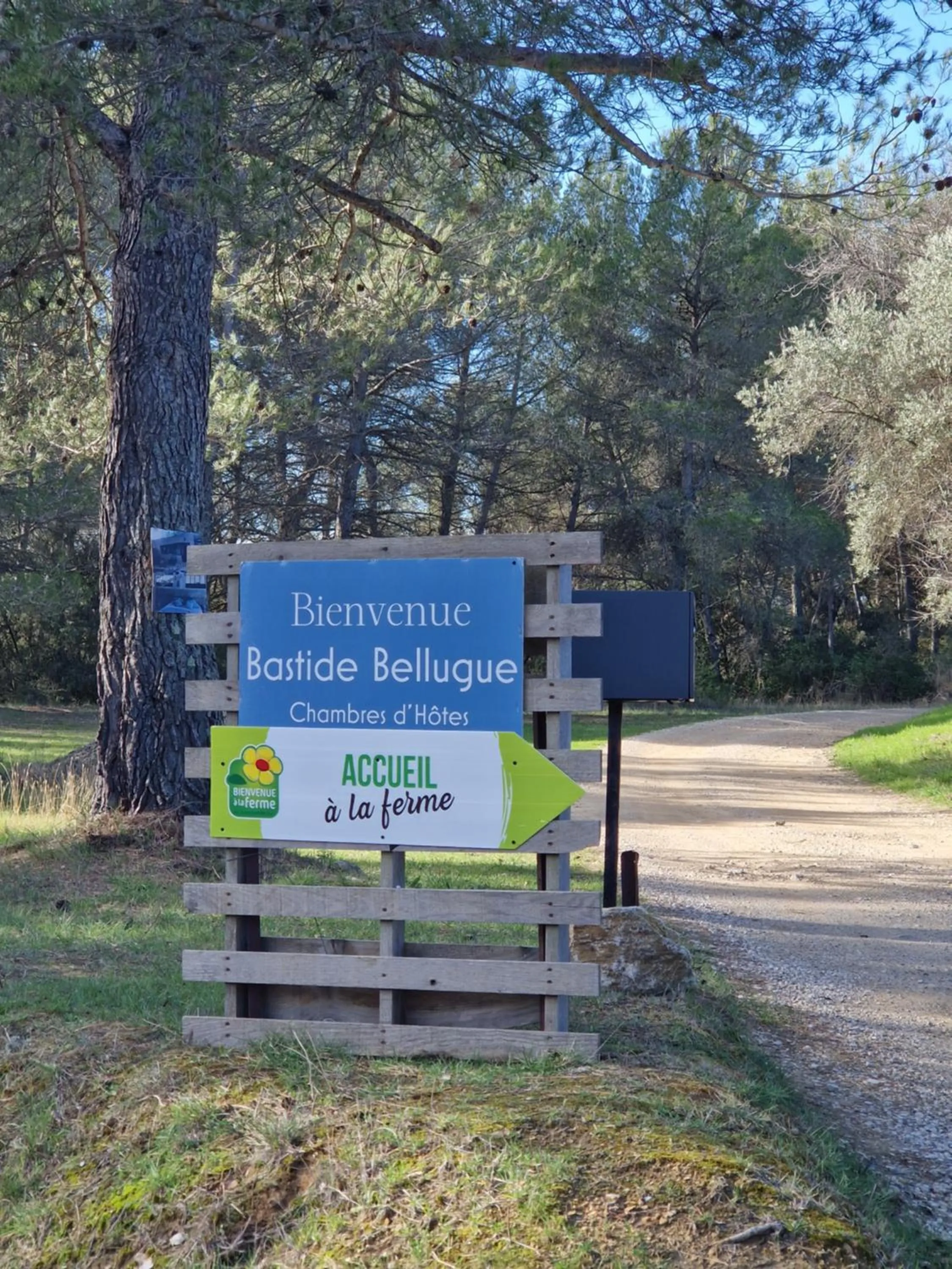 Property logo or sign in Locations insolites "vie en plein air" cabane et tipi Bastide Bellugue maison d'hôtes reseau Bienvenue à la ferme à 3 mn de lourmarin