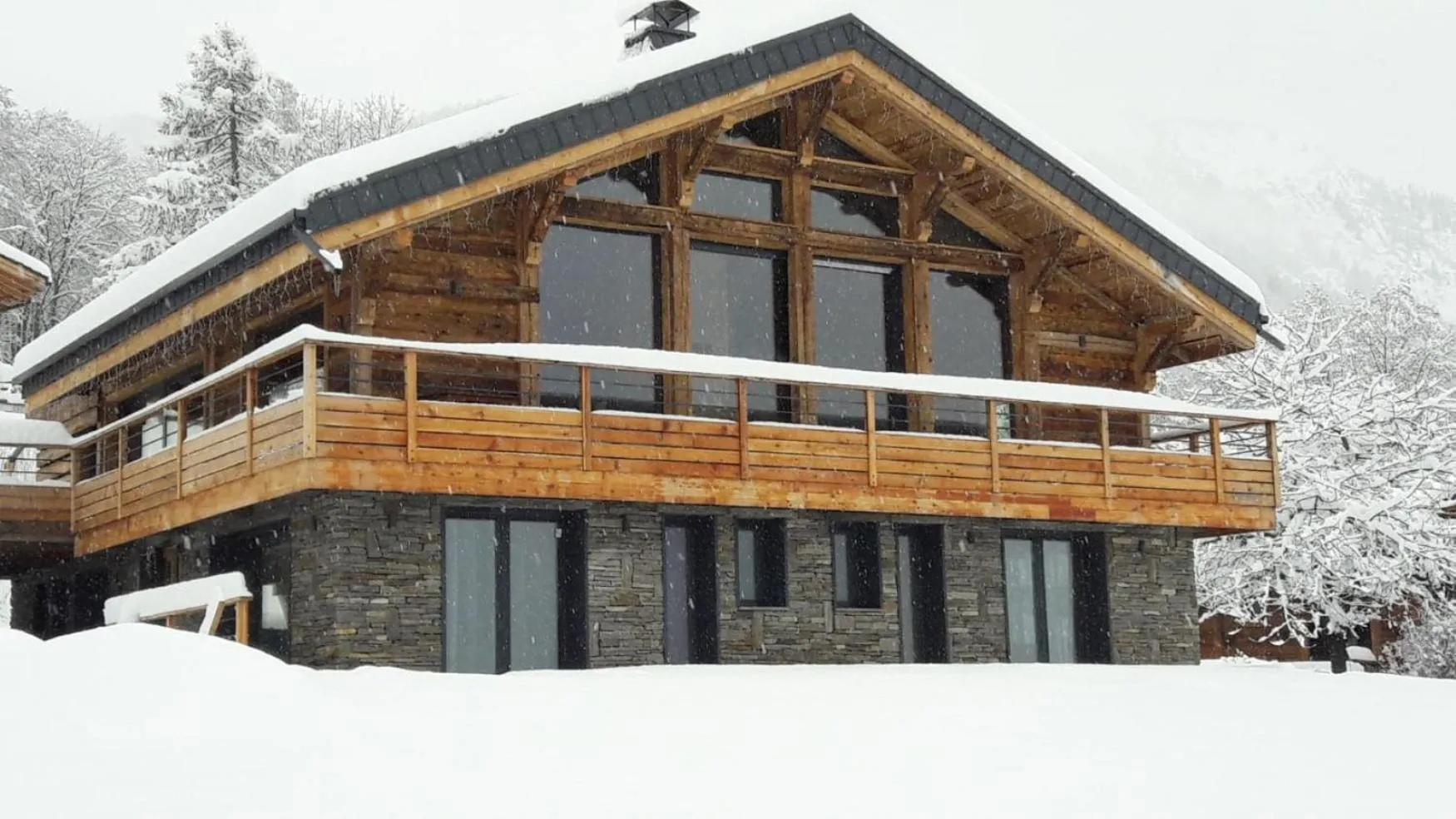 Facade/entrance in chalet des grands bois
