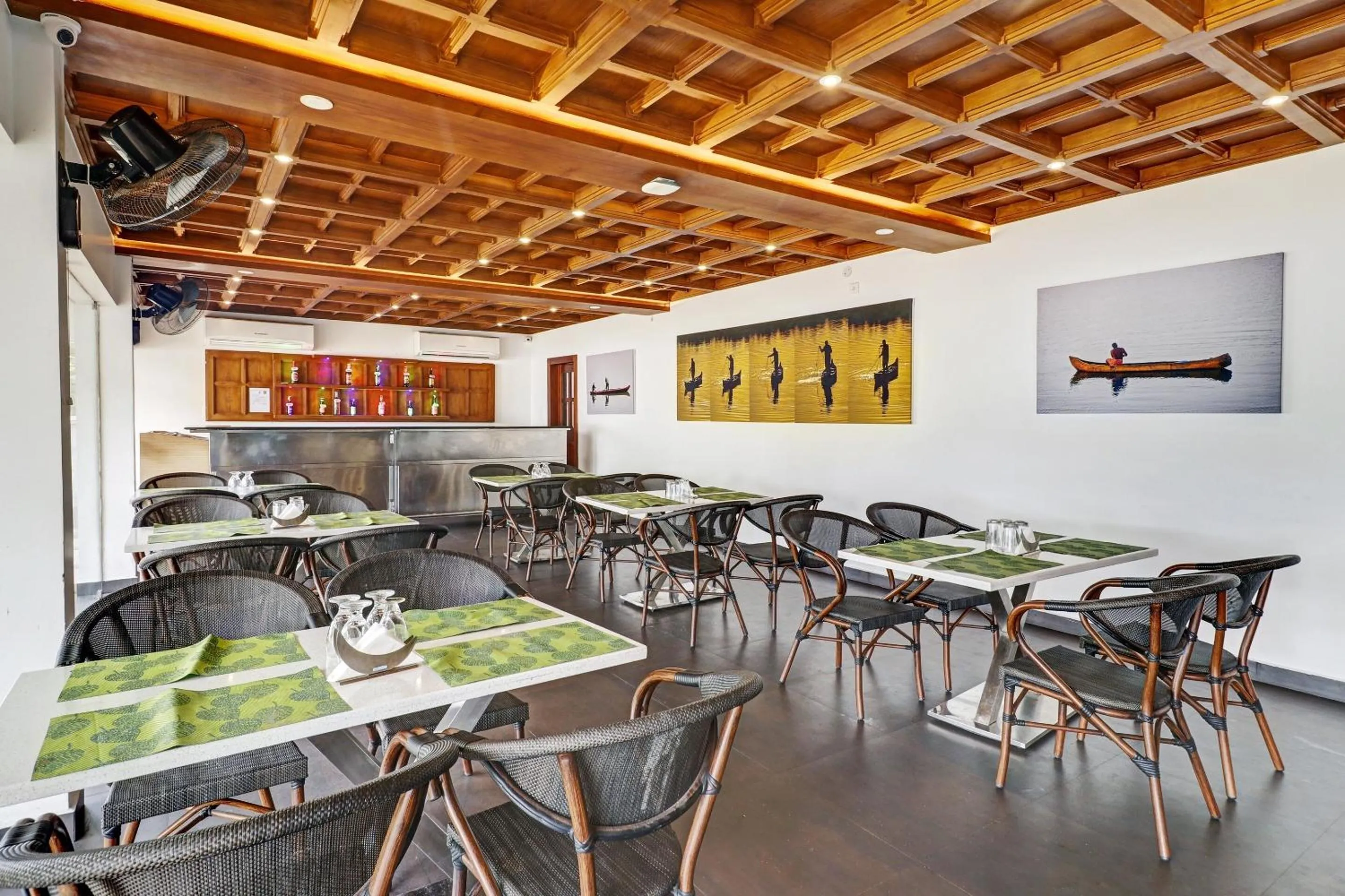 Restaurant/places to eat in Super OAK Edassery's Sealine Villa Stay