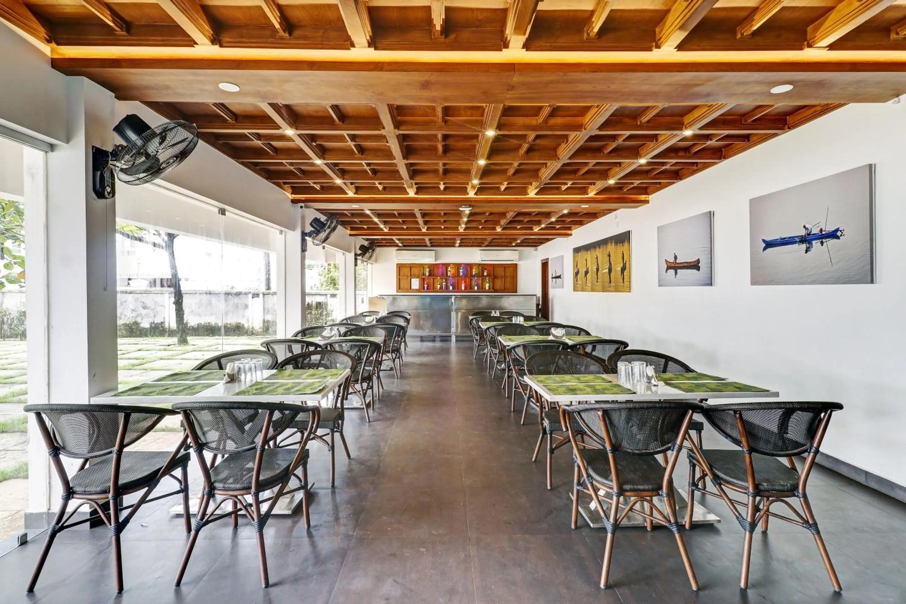 Restaurant/places to eat in Super OAK Edassery's Sealine Villa Stay