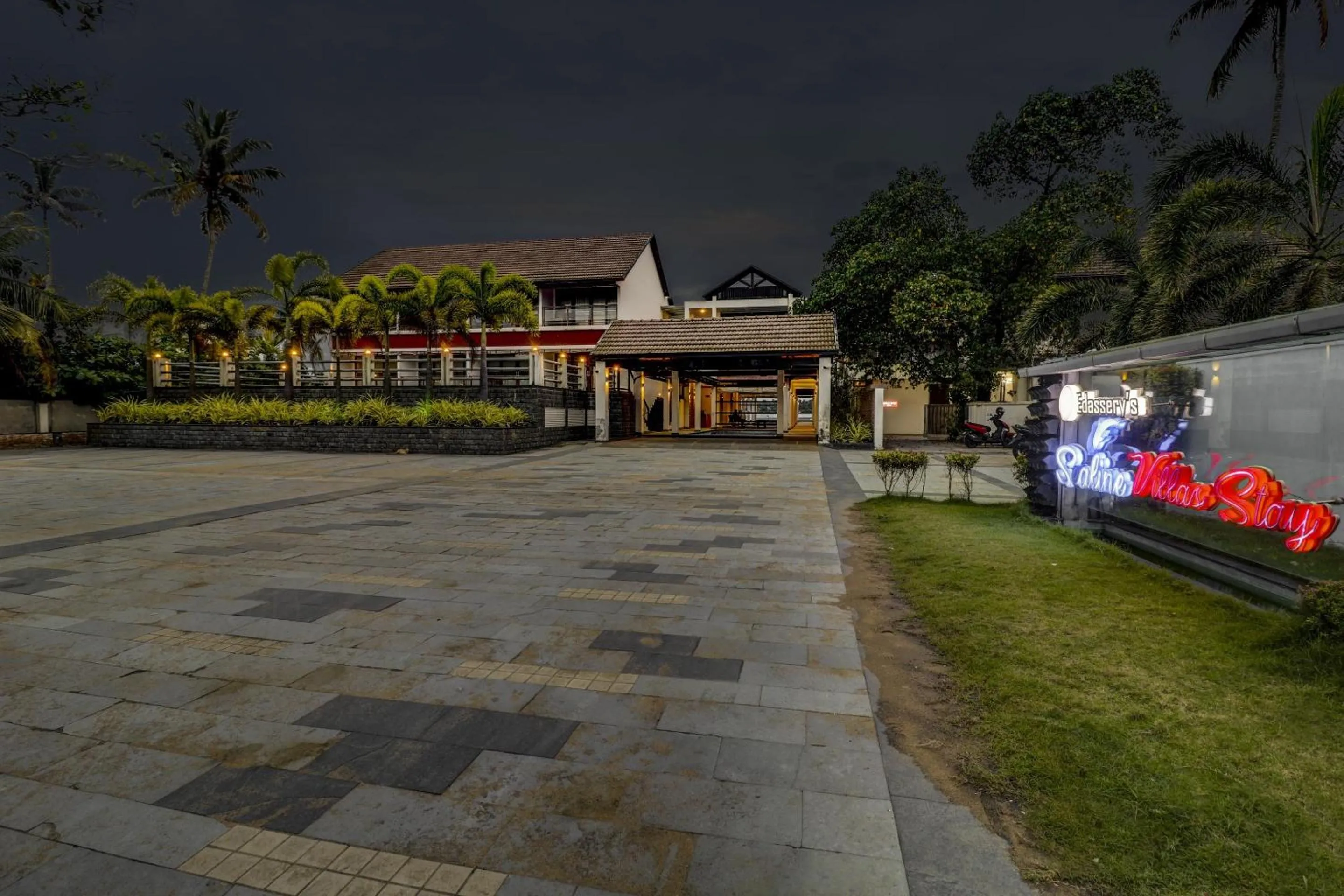 Facade/entrance in Super OAK Edassery's Sealine Villa Stay