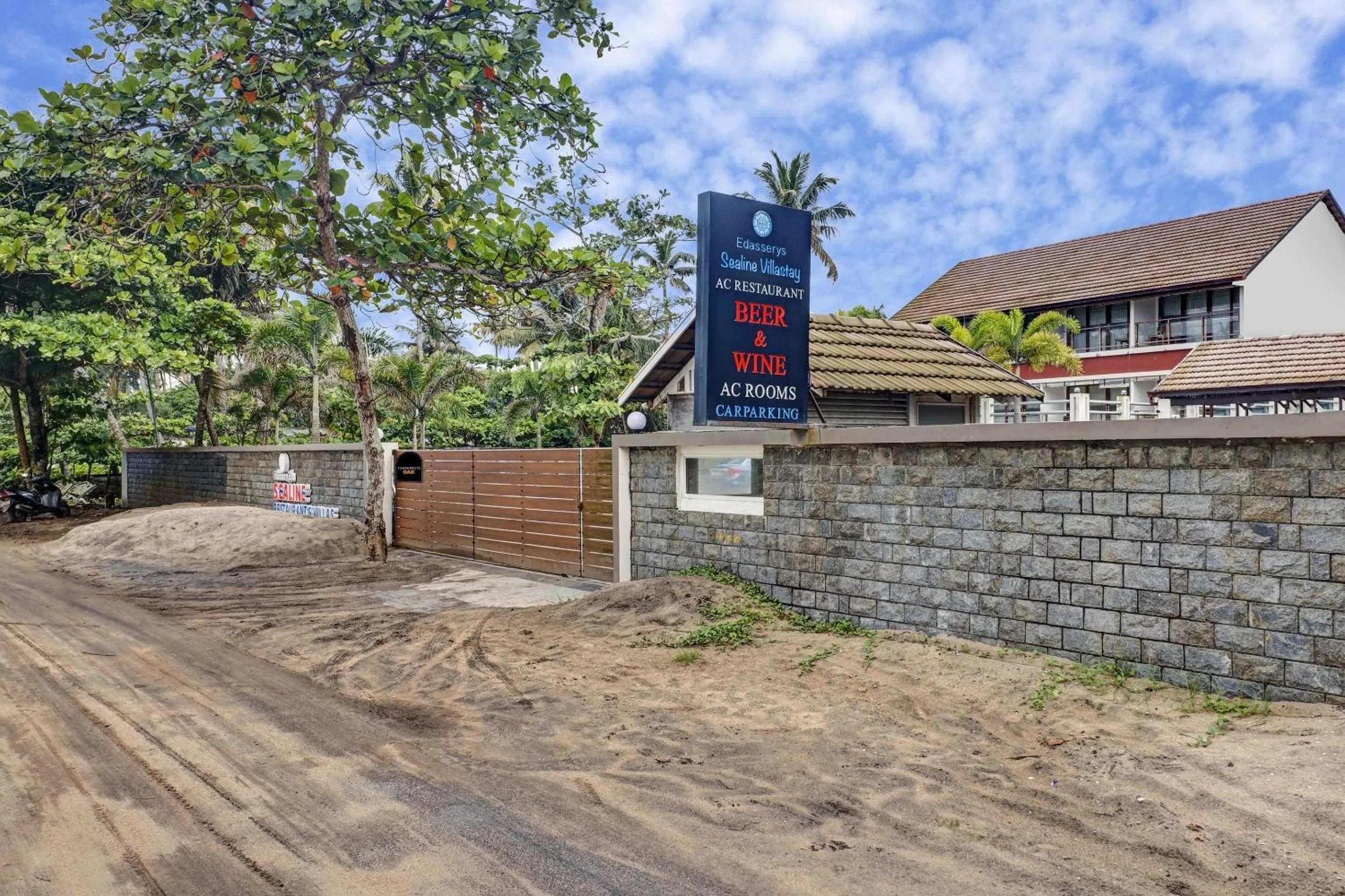 Facade/entrance in Super OAK Edassery's Sealine Villa Stay
