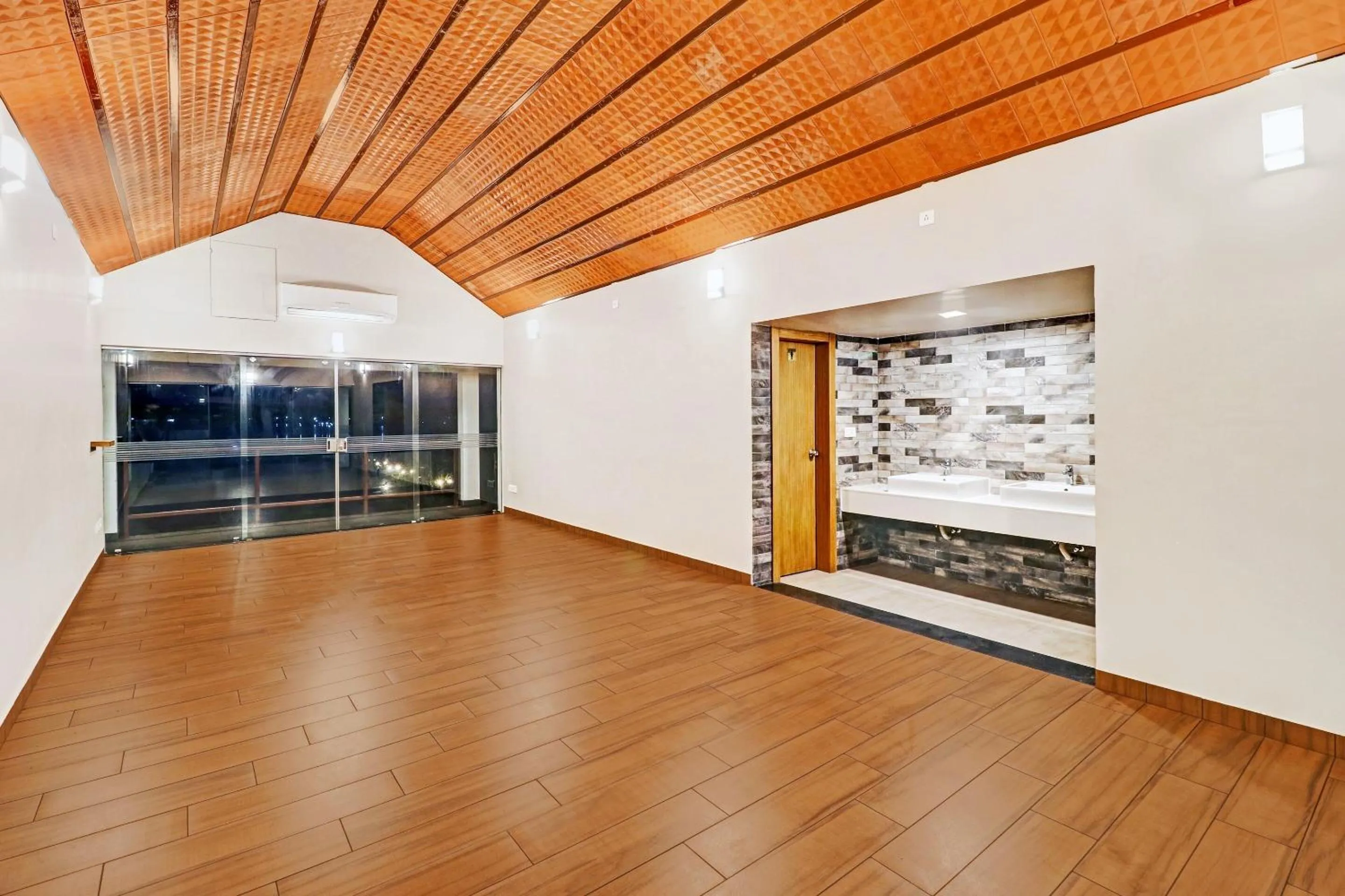 Kitchen or kitchenette in Super OAK Edassery's Sealine Villa Stay