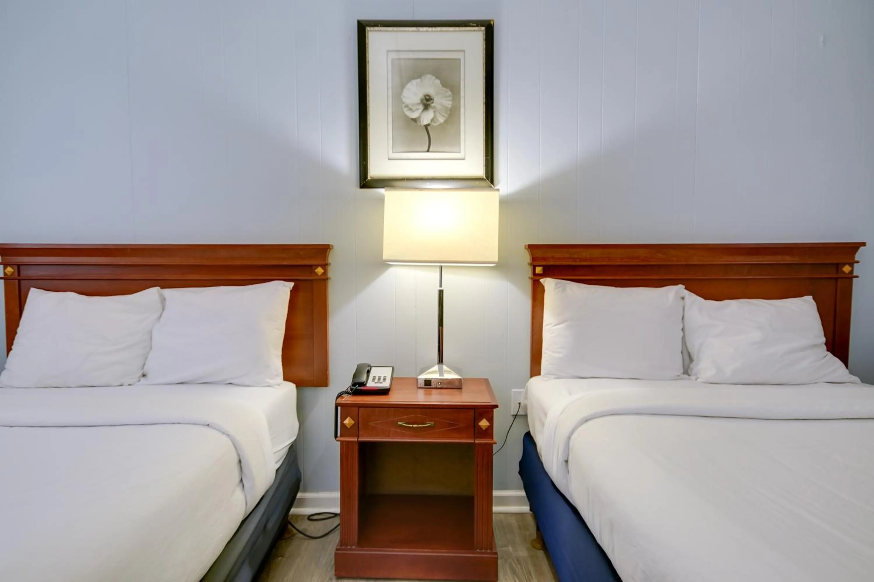 Bedroom, Bed in Rideau Oceanfront Motel