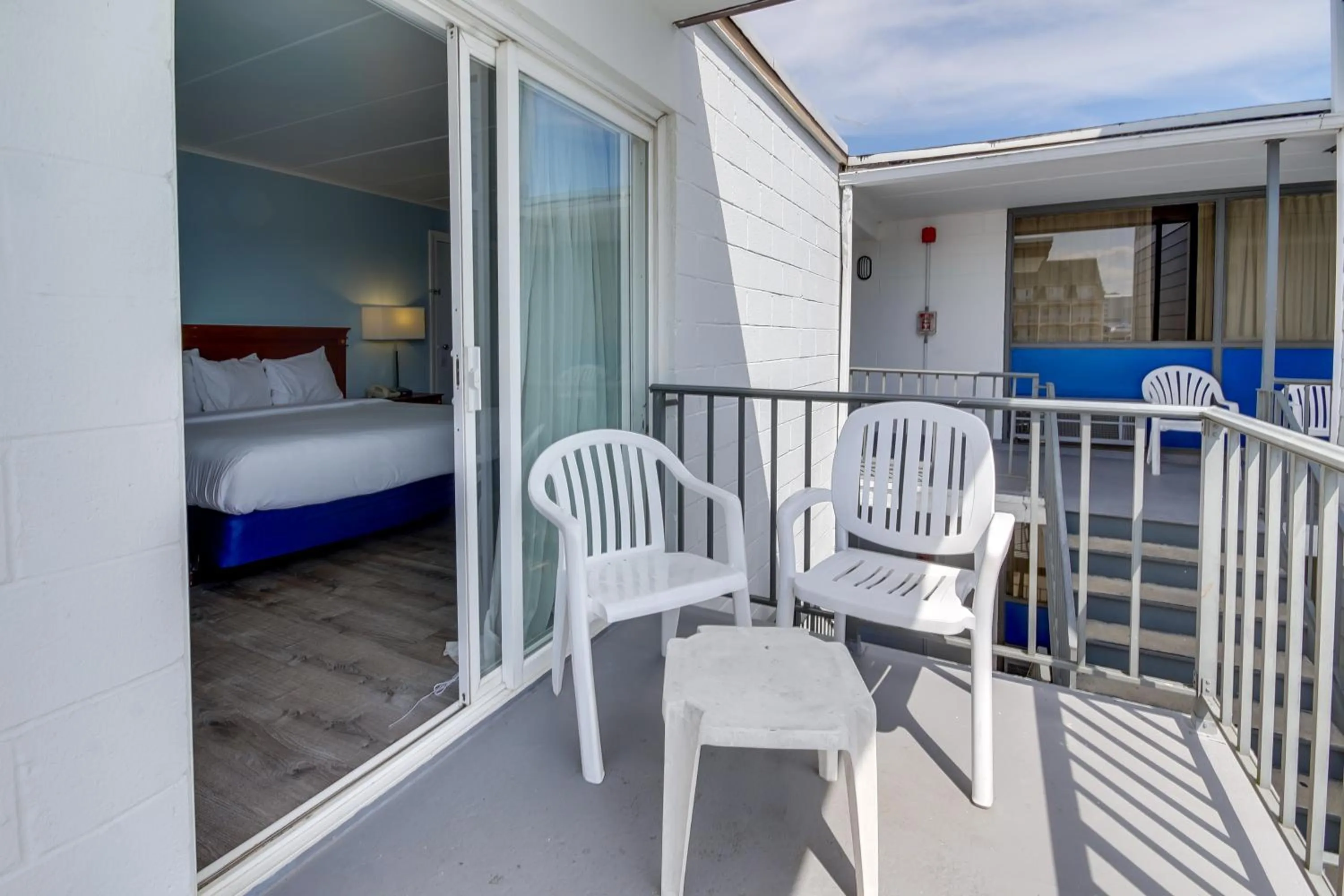 Balcony/Terrace, Bed in Rideau Oceanfront Motel