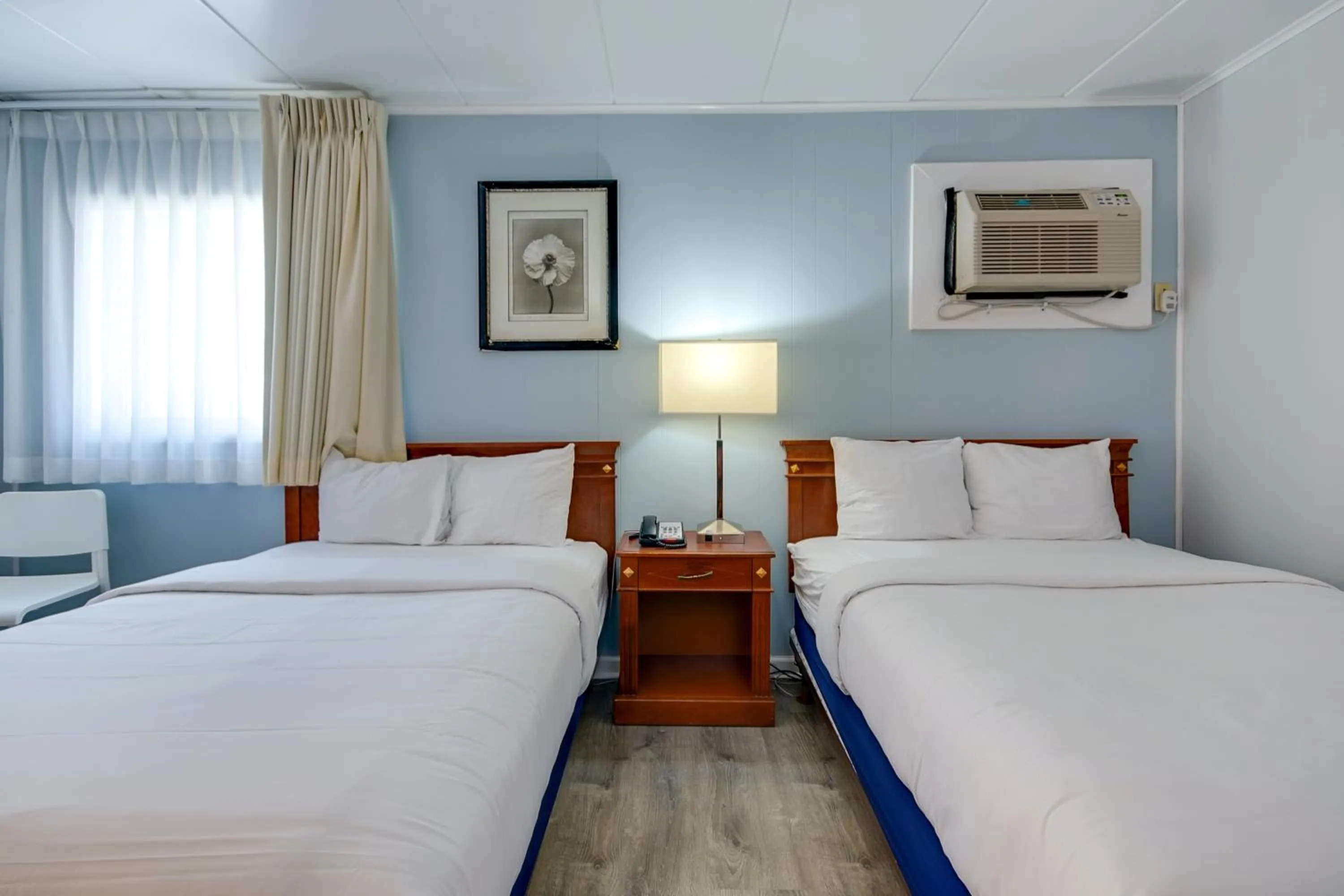 Photo of the whole room, Bed in Rideau Oceanfront Motel