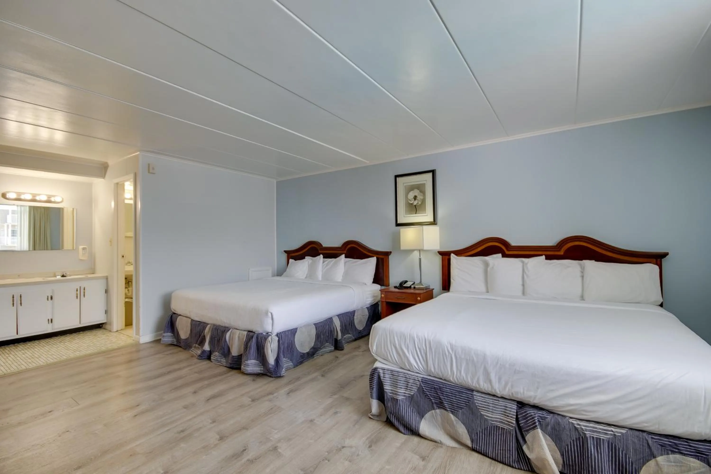 Photo of the whole room, Bed in Rideau Oceanfront Motel