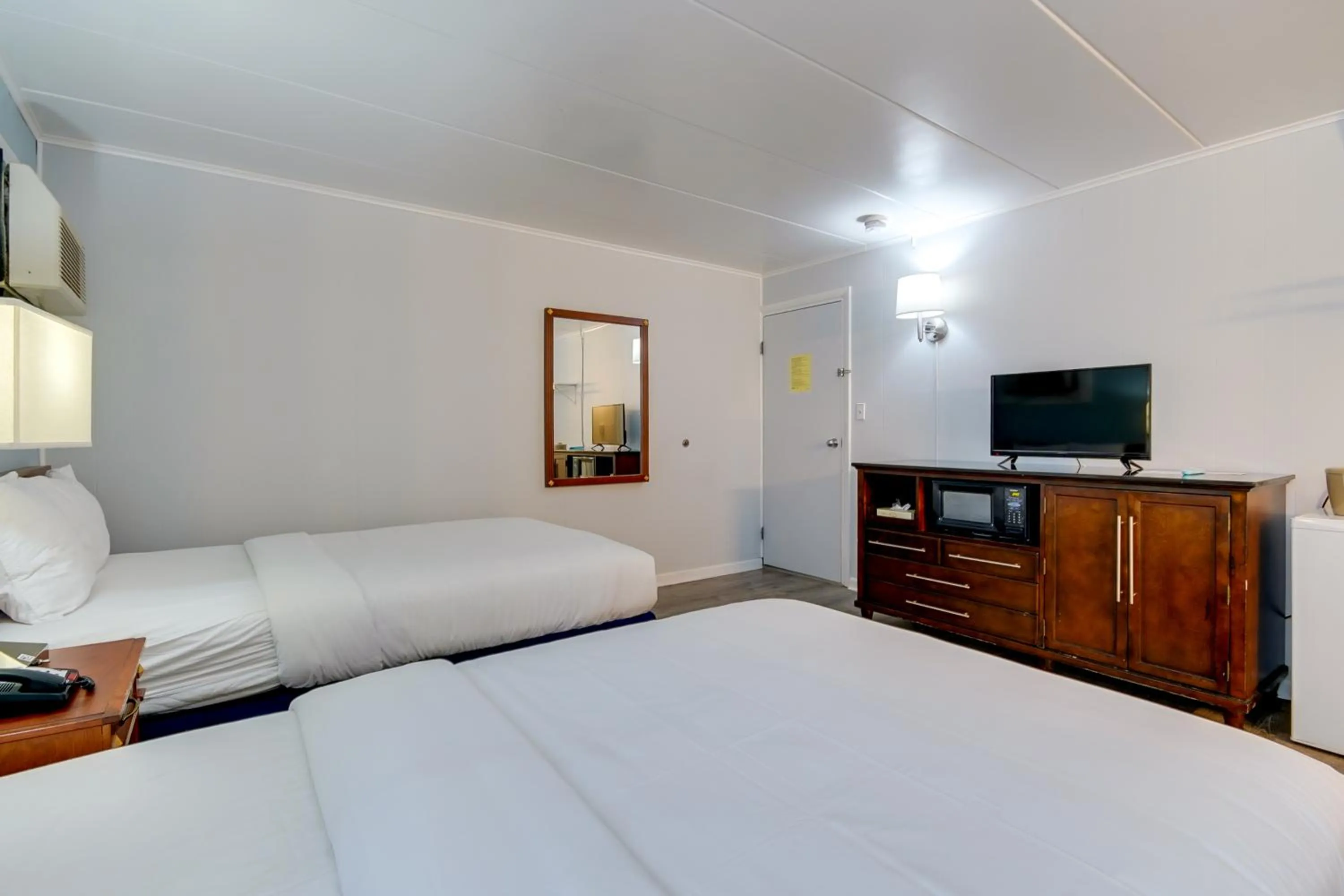 Bedroom, Bed in Rideau Oceanfront Motel