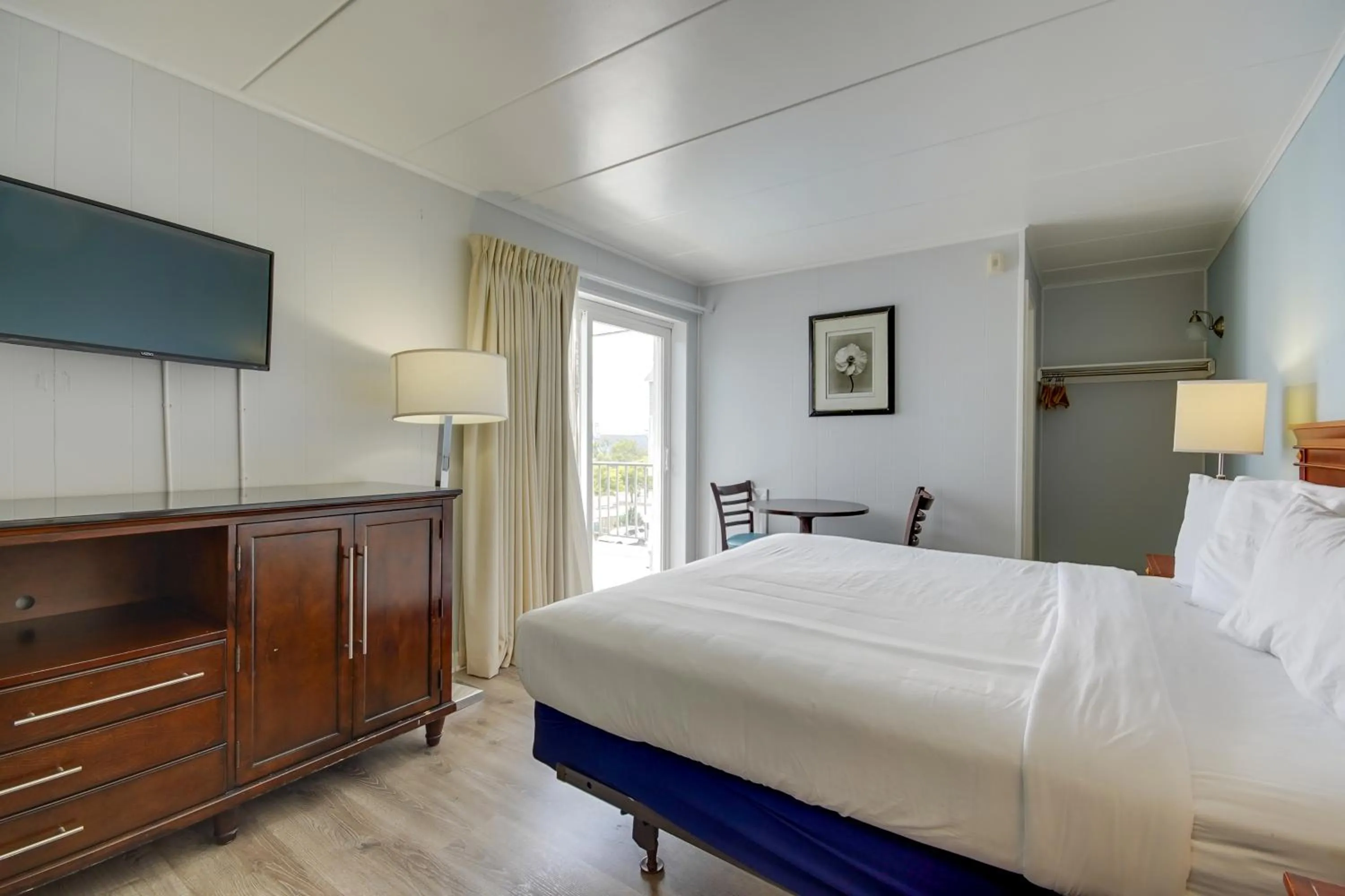 Photo of the whole room, Bed in Rideau Oceanfront Motel