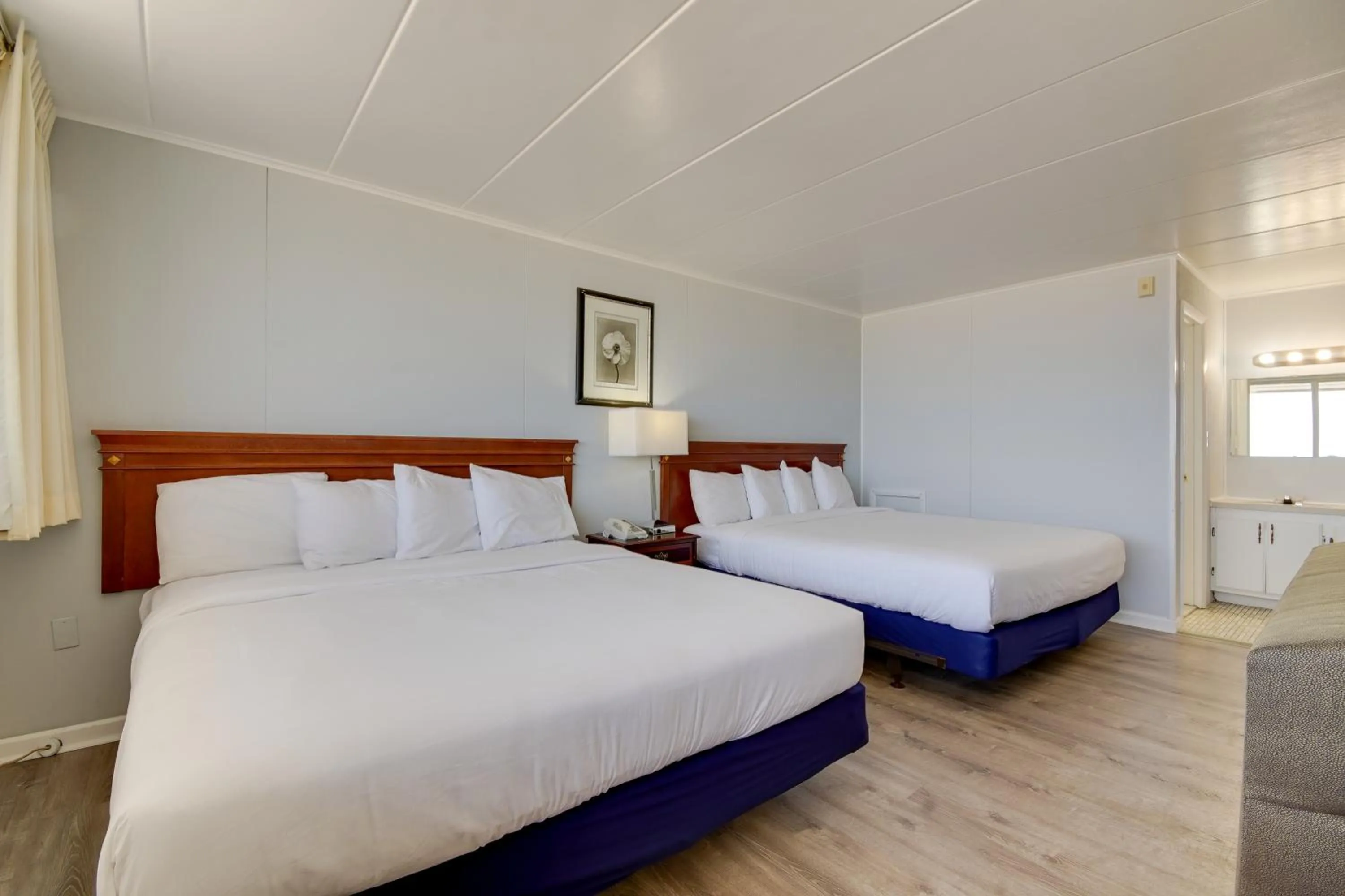 Photo of the whole room, Bed in Rideau Oceanfront Motel