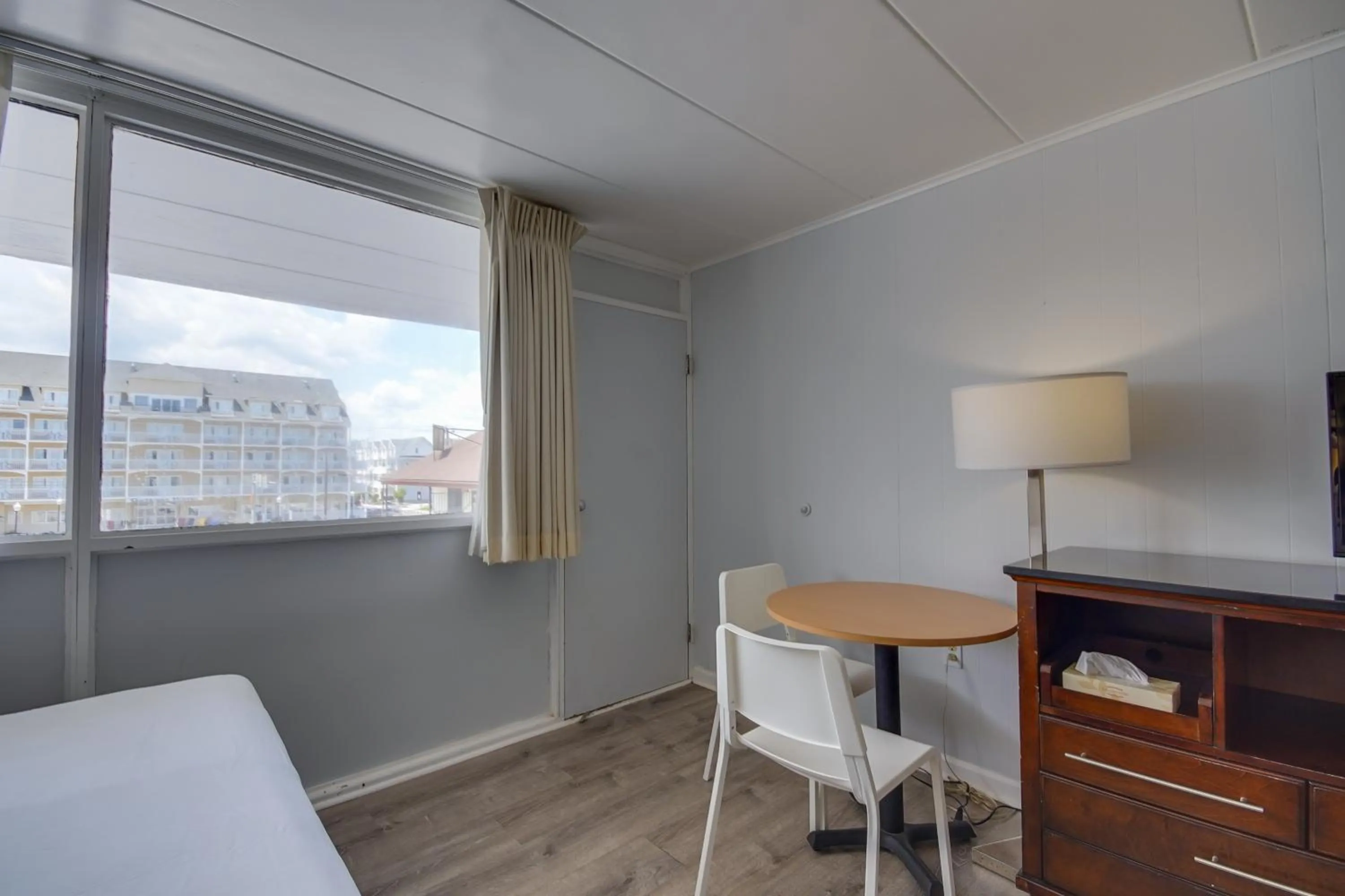 Seating area in Rideau Oceanfront Motel