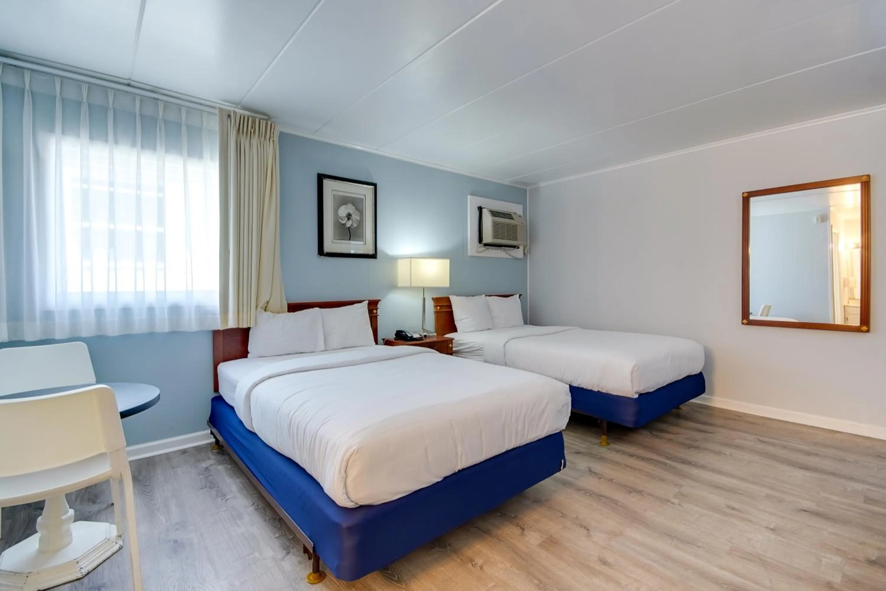 Photo of the whole room, Bed in Rideau Oceanfront Motel