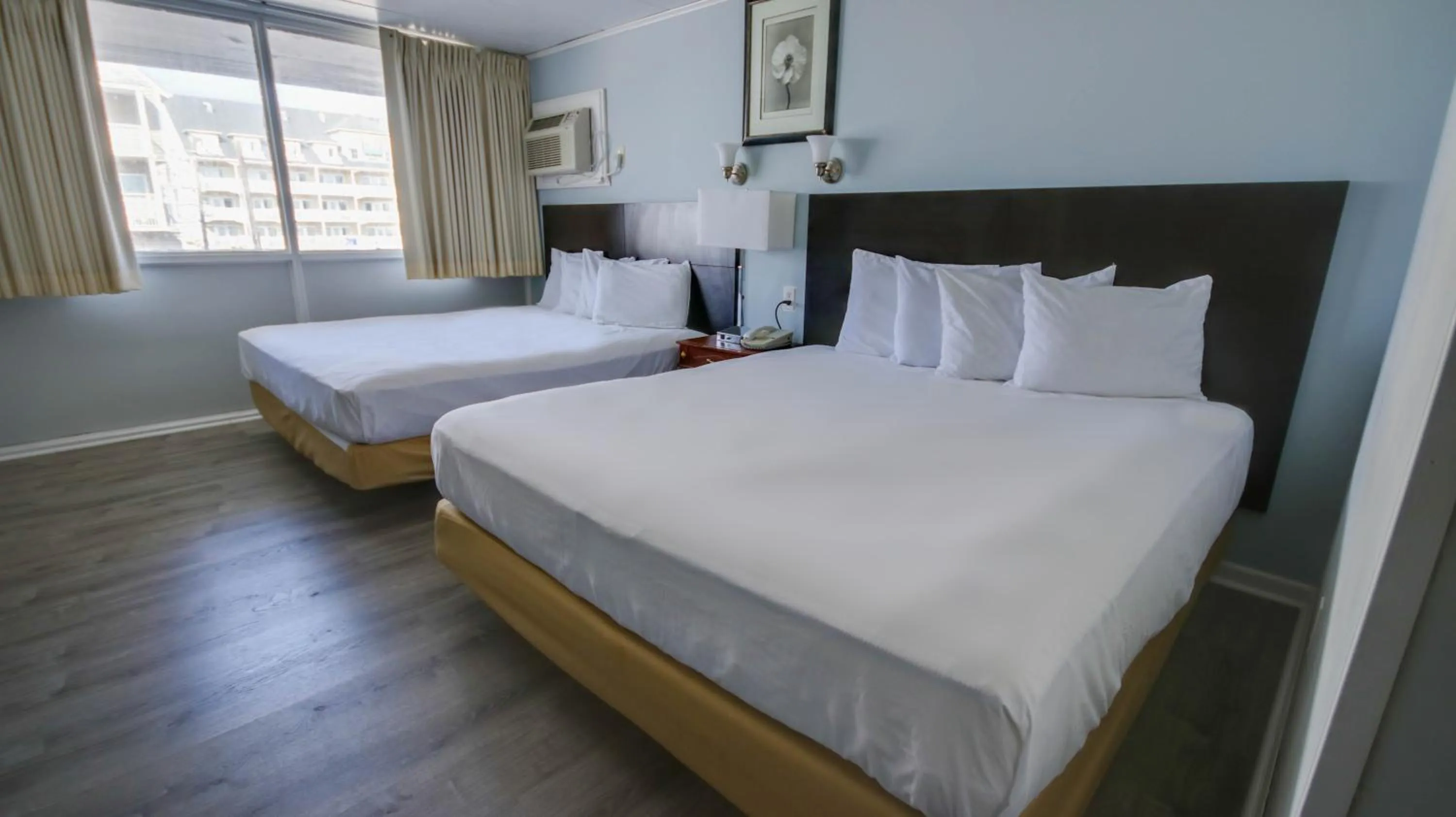 Bedroom, Bed in Rideau Oceanfront Motel