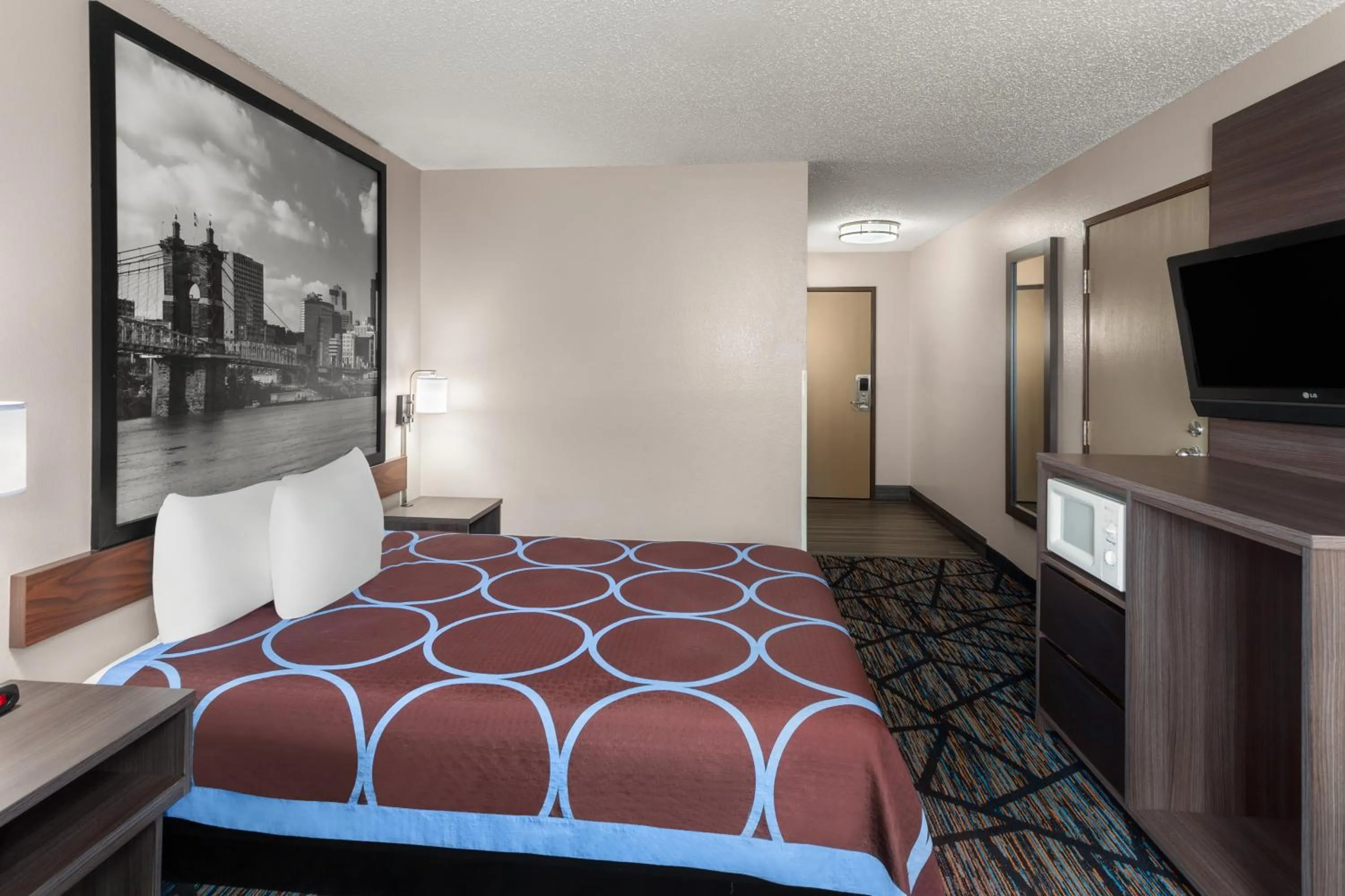 Photo of the whole room, Bed in Super 8 by Wyndham Mt. Vernon