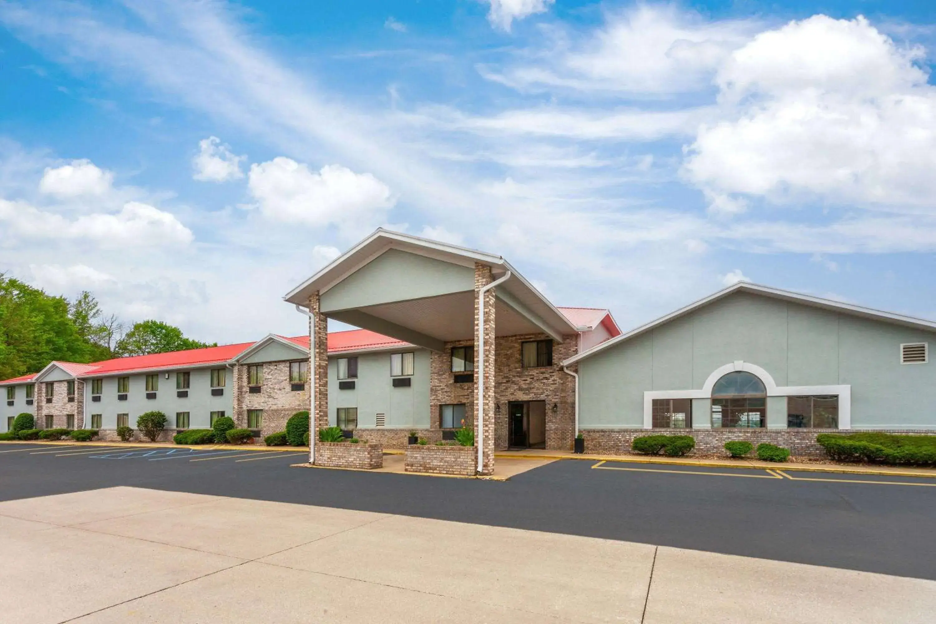 Property building in Super 8 by Wyndham Mt. Vernon Property building in Super 8 by Wyndham Mt. Vernon