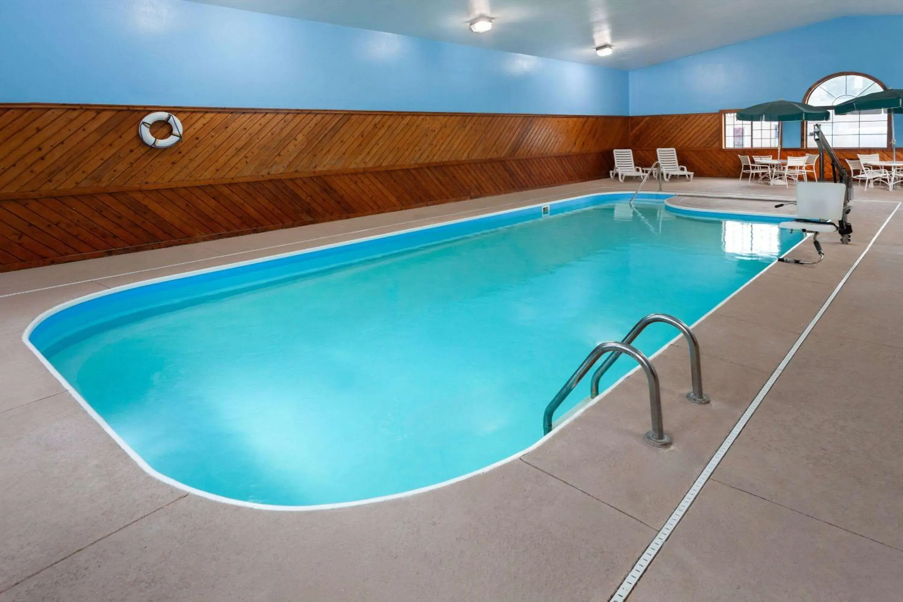 Pool view in Super 8 by Wyndham Mt. Vernon Pool view in Super 8 by Wyndham Mt. Vernon