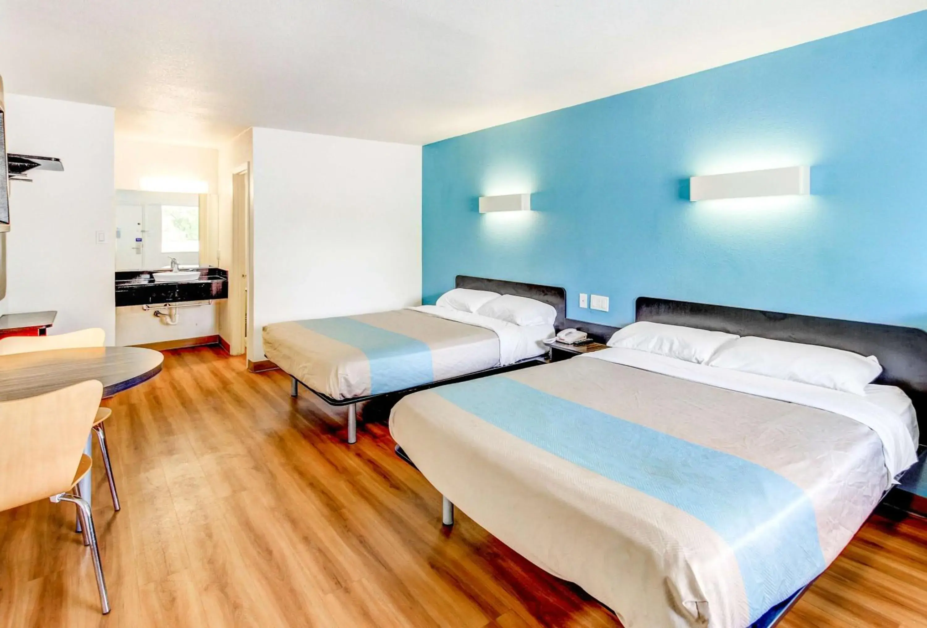 Photo of the whole room, Bed in Motel 6 Waco - Lacy Lakeview Photo of the whole room, Bed in Motel 6 Waco - Lacy Lakeview