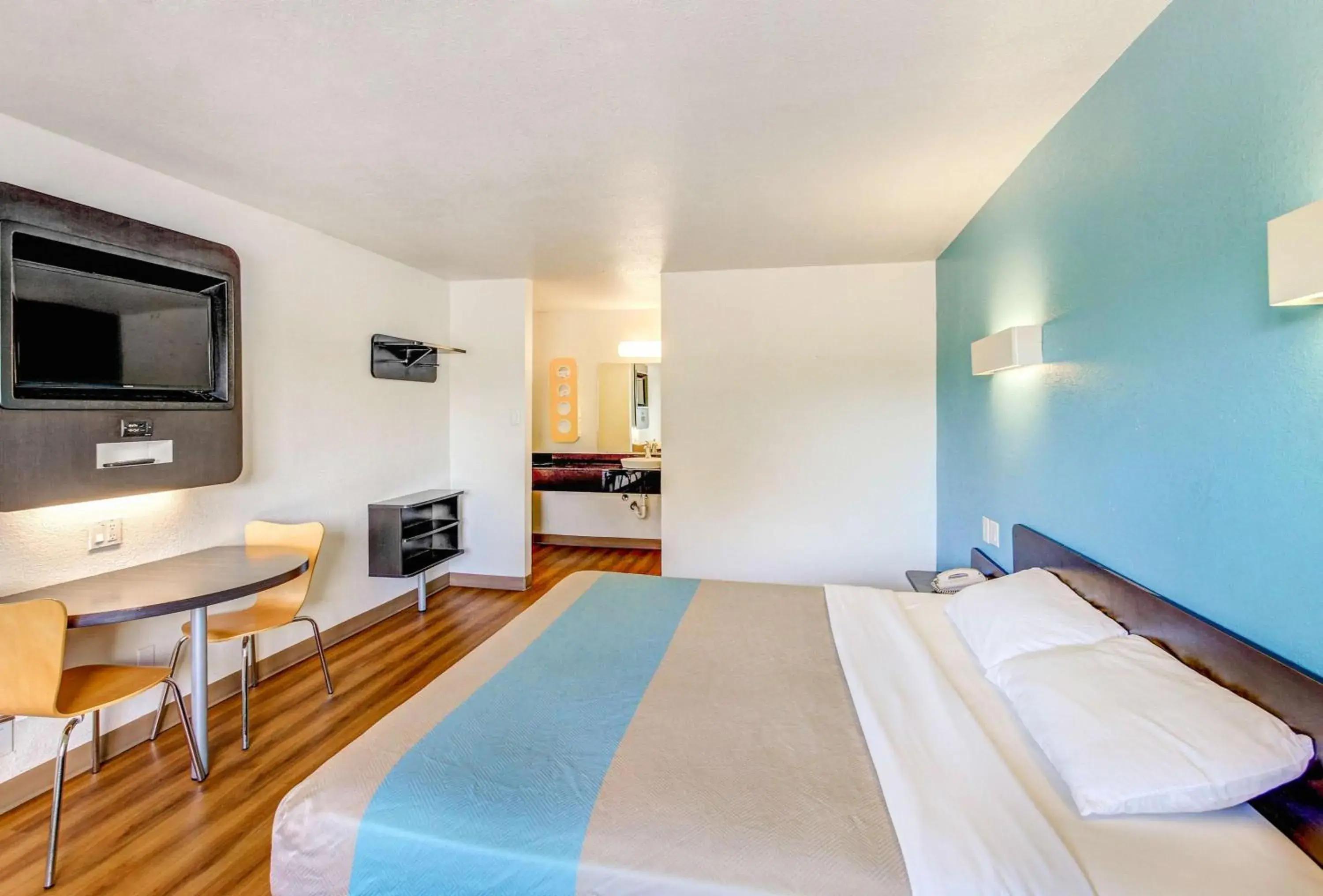 TV and multimedia, Bed in Motel 6 Waco - Lacy Lakeview TV and multimedia, Bed in Motel 6 Waco - Lacy Lakeview