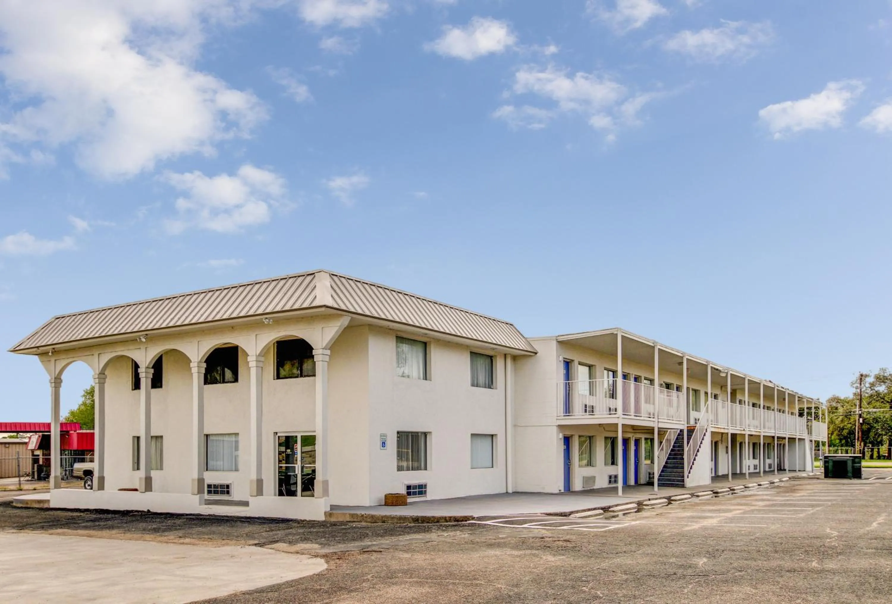 Property building in Motel 6 Waco - Lacy Lakeview