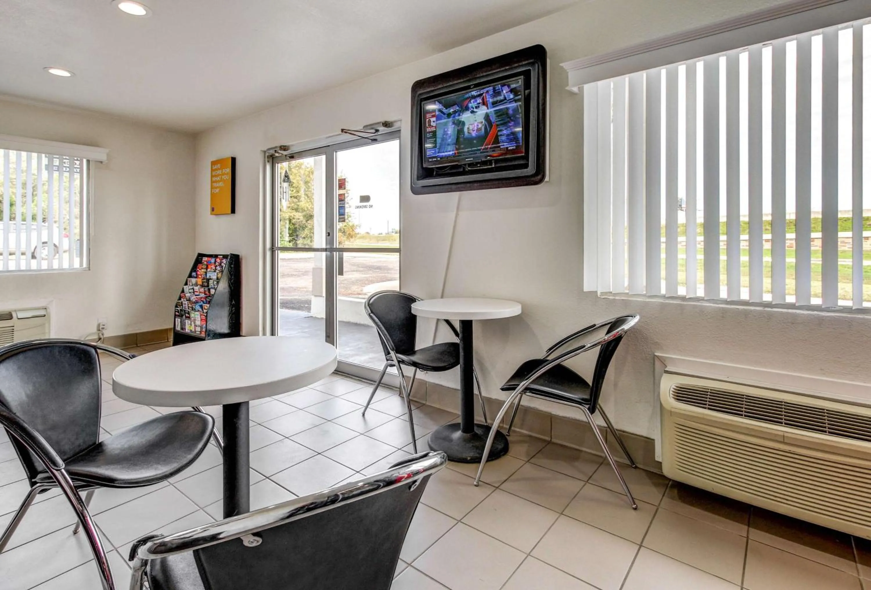 TV and multimedia in Motel 6 Waco - Lacy Lakeview