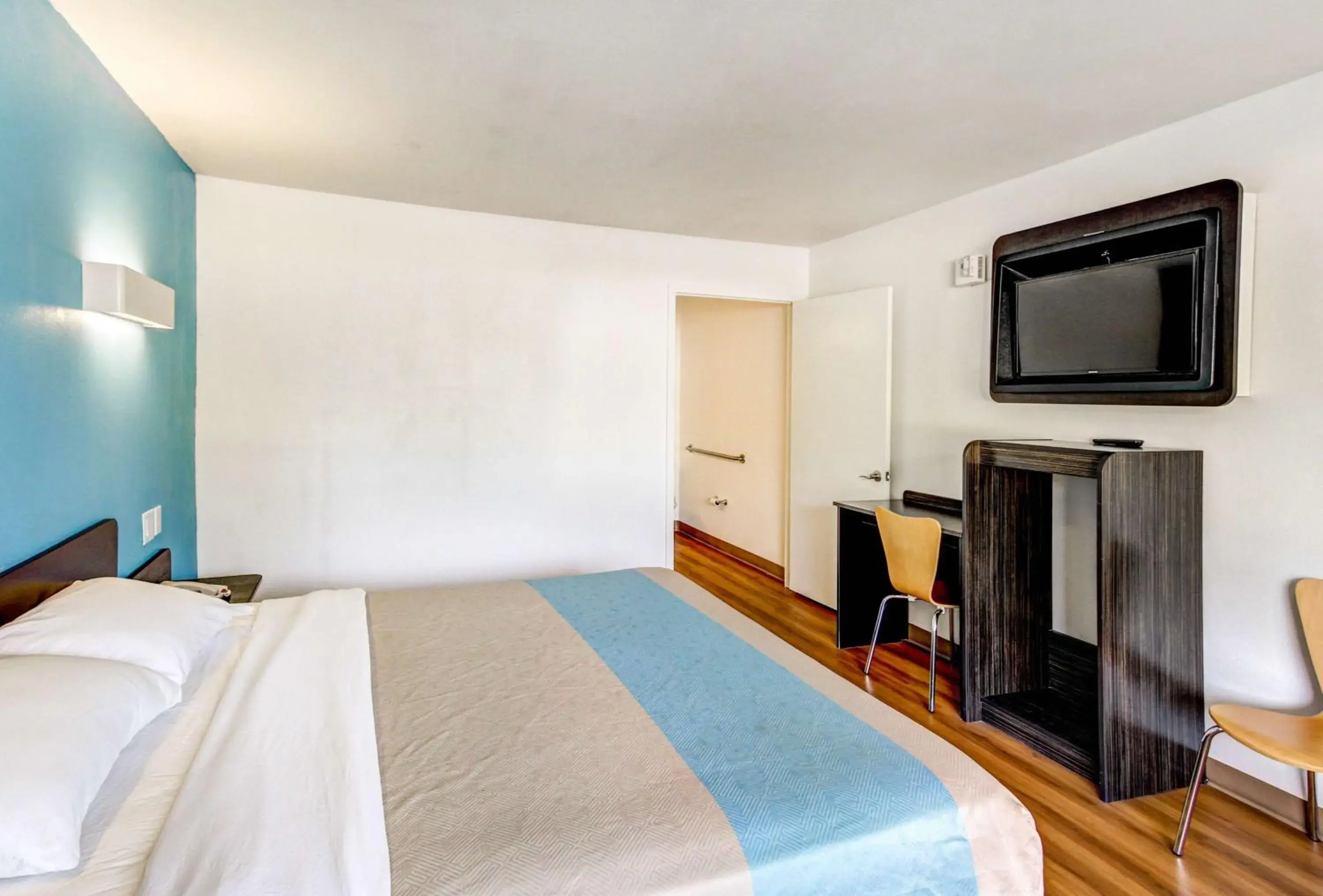 TV and multimedia, Bed in Motel 6 Waco - Lacy Lakeview TV and multimedia, Bed in Motel 6 Waco - Lacy Lakeview