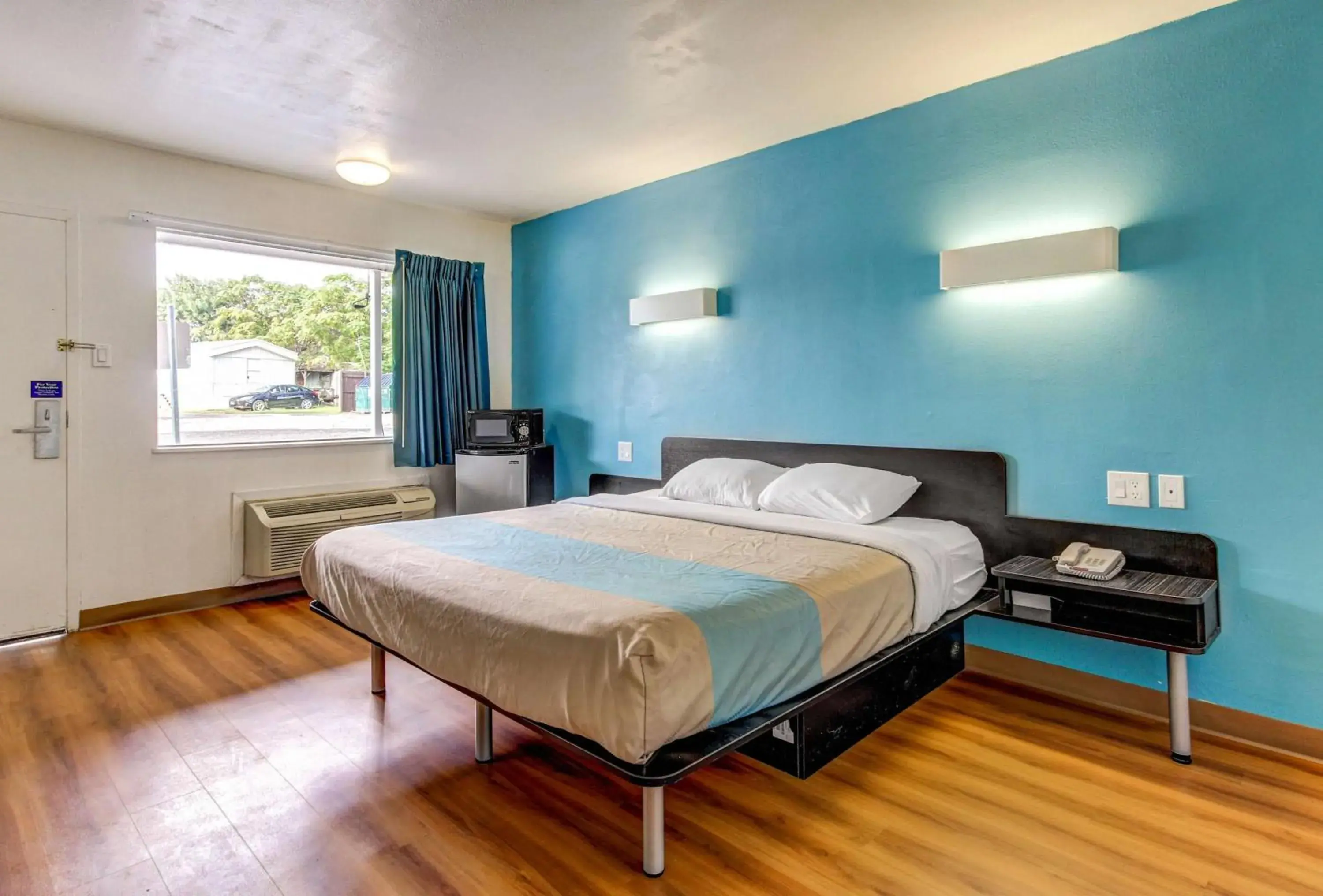 Photo of the whole room, Bed in Motel 6 Waco - Lacy Lakeview Photo of the whole room, Bed in Motel 6 Waco - Lacy Lakeview