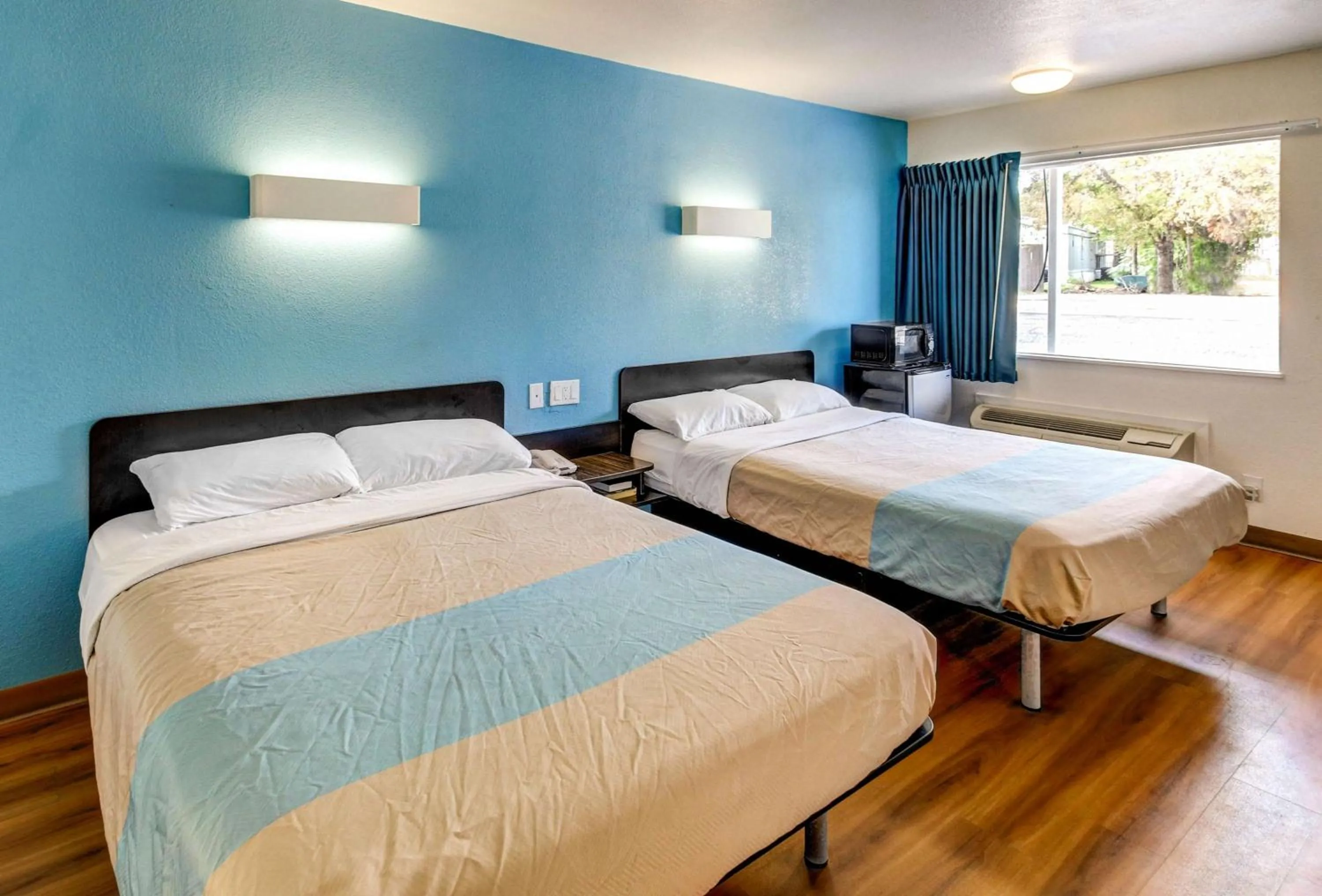 Photo of the whole room, Bed in Motel 6 Waco - Lacy Lakeview