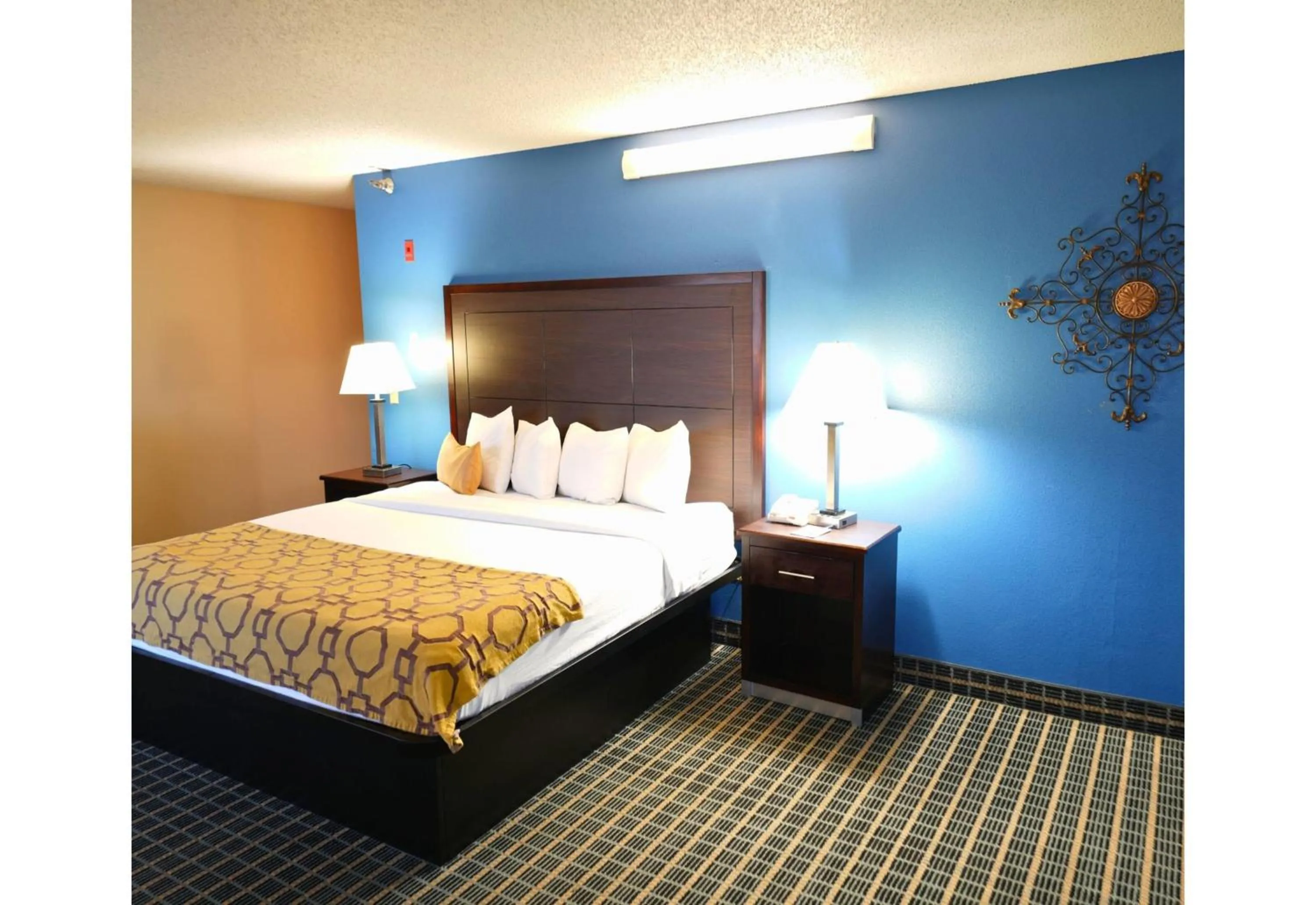 Photo of the whole room, Bed in Baymont by Wyndham Marshalltown