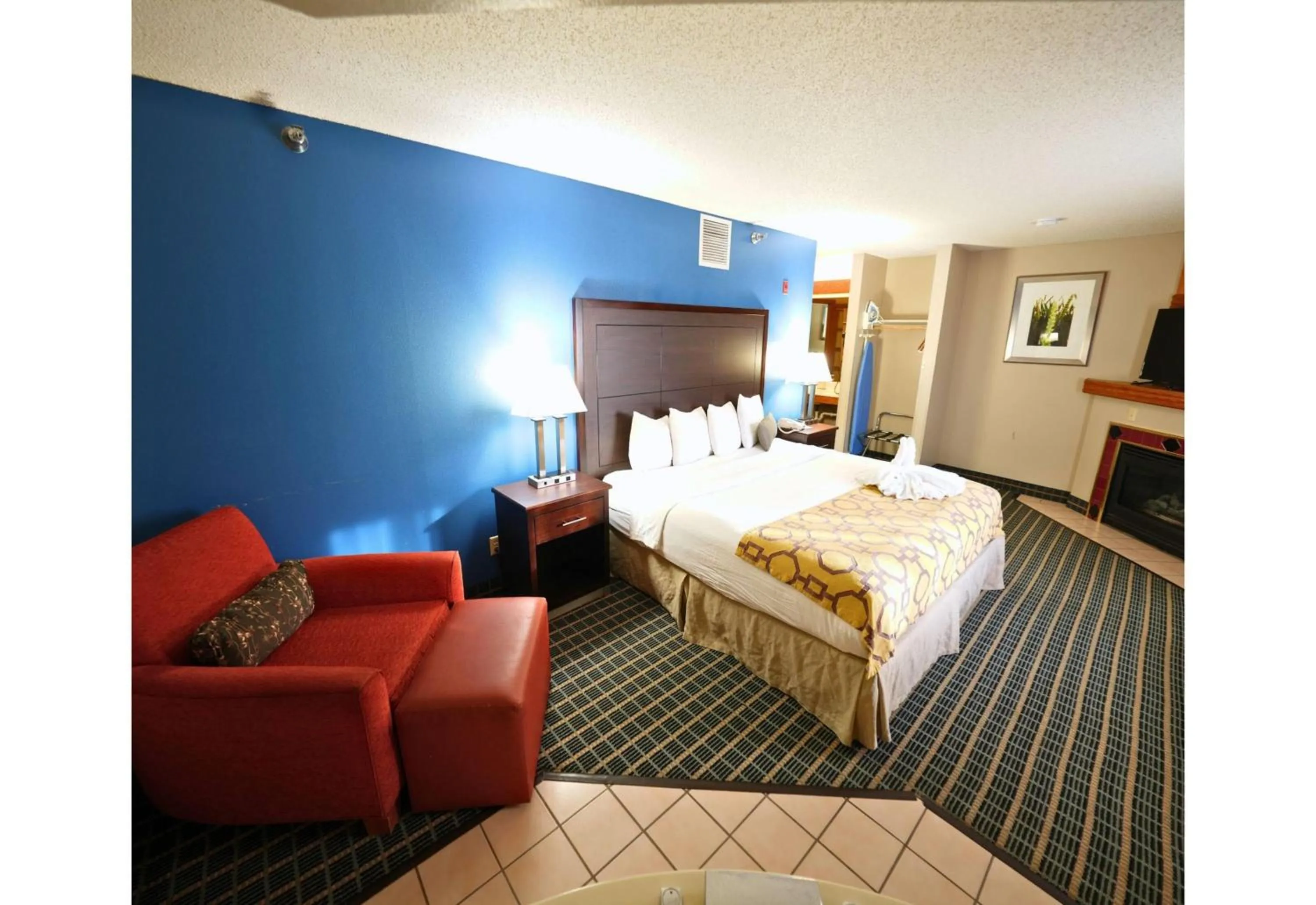 Photo of the whole room, Bed in Baymont by Wyndham Marshalltown