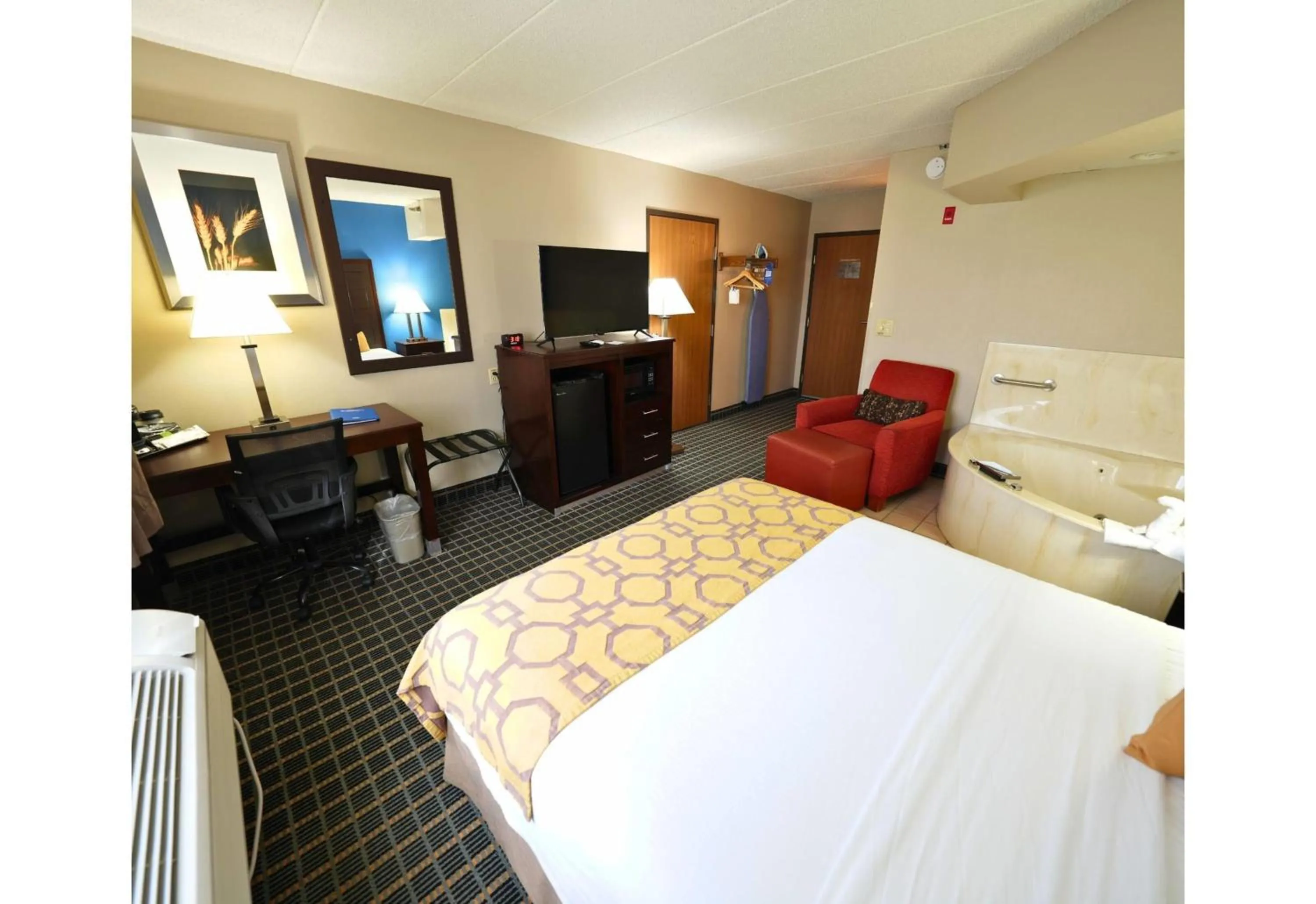 Photo of the whole room, Bed in Baymont by Wyndham Marshalltown