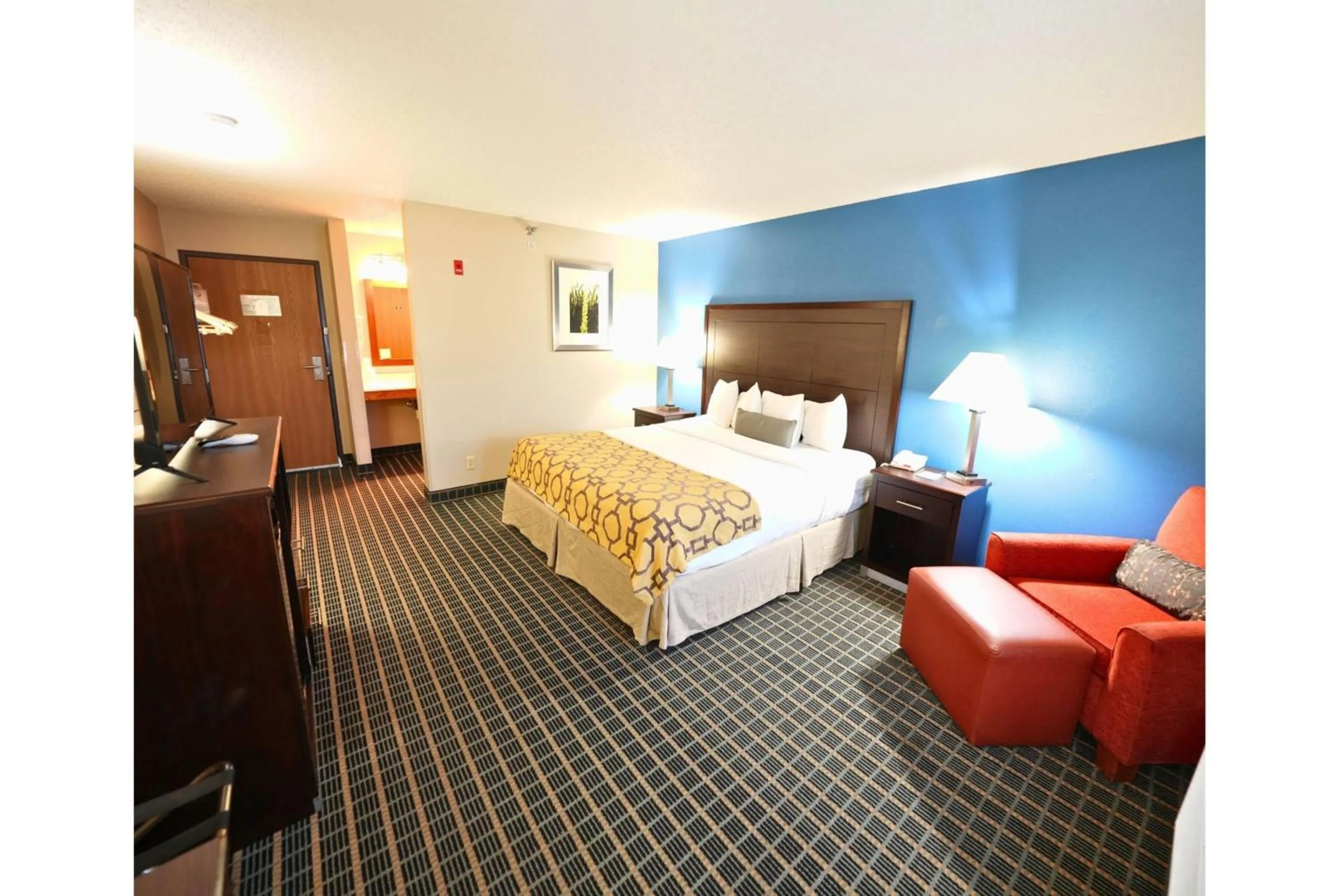 Photo of the whole room, Bed in Baymont by Wyndham Marshalltown