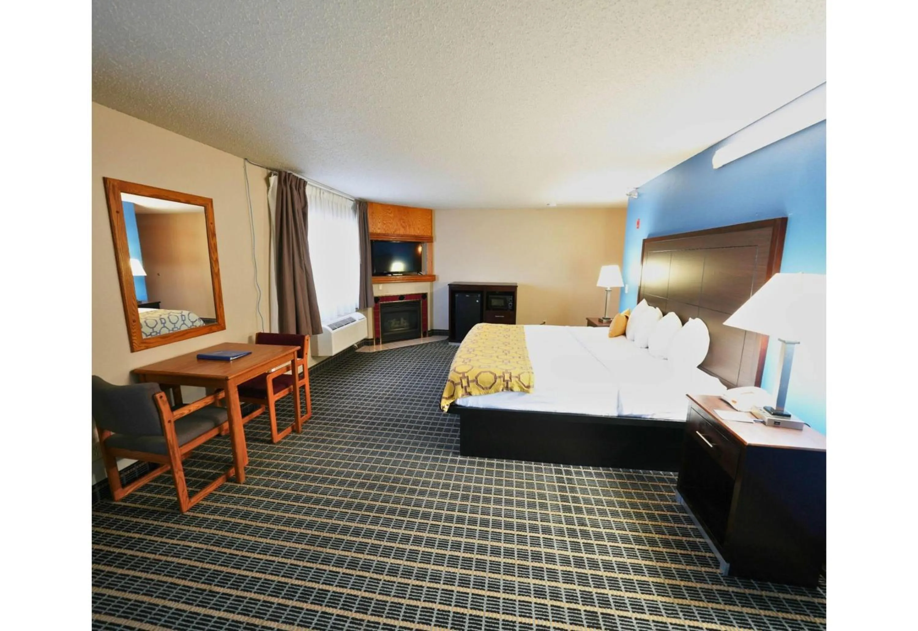 Photo of the whole room, Bed in Baymont by Wyndham Marshalltown