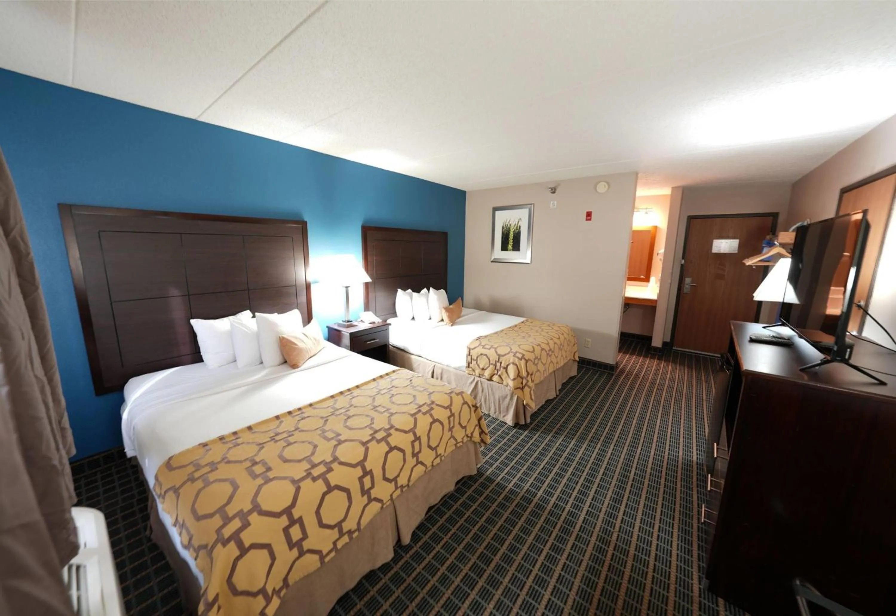 Photo of the whole room, Bed in Baymont by Wyndham Marshalltown