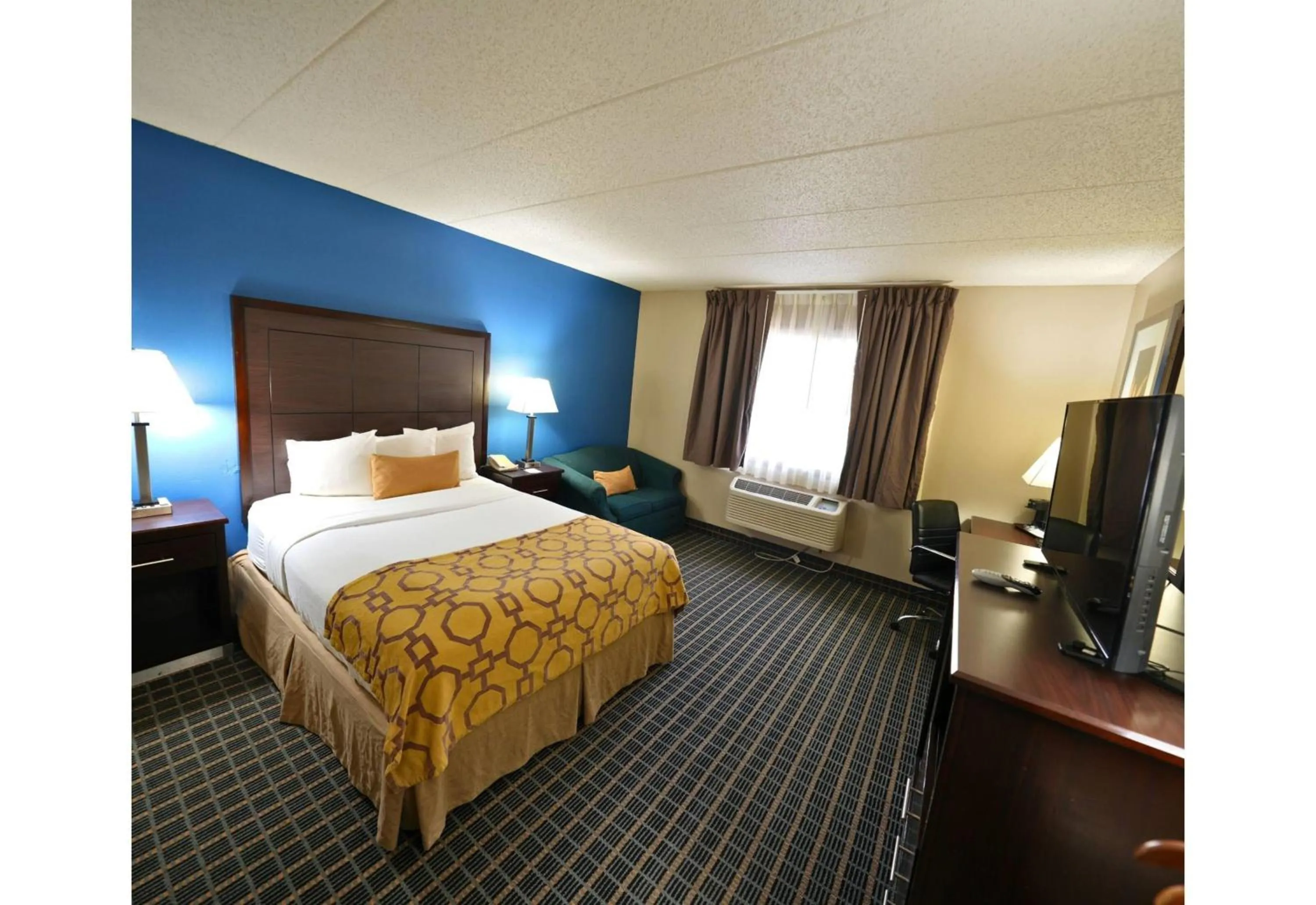 Photo of the whole room, Bed in Baymont by Wyndham Marshalltown