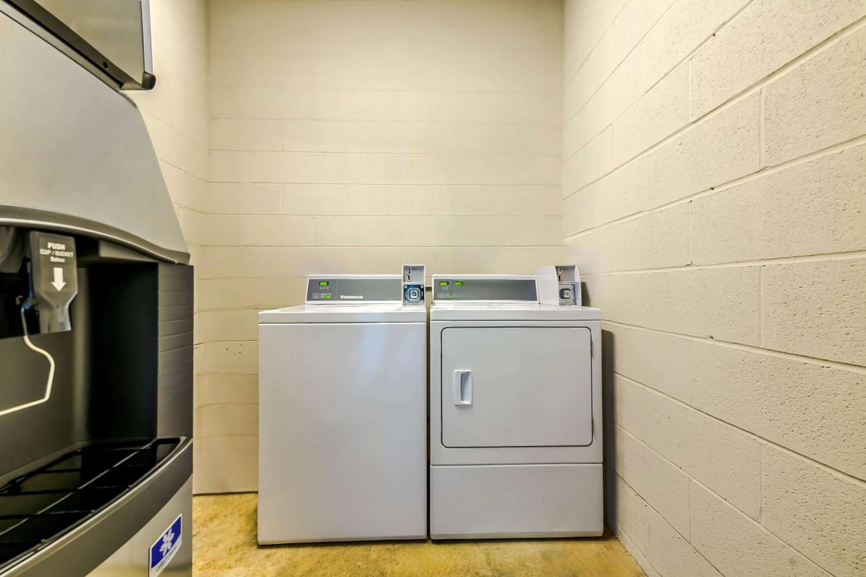 Property building in Motel 6-Commerce, GA