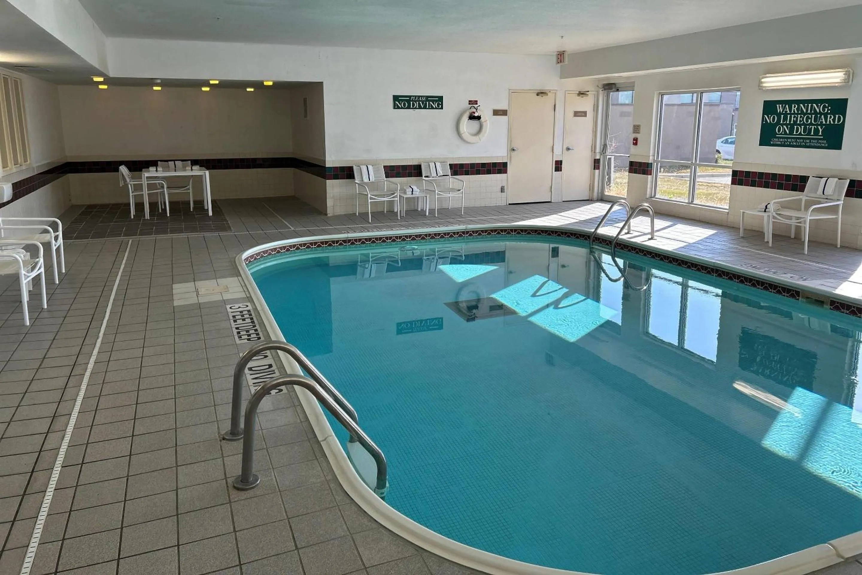 Swimming pool in Country Inn & Suites by Radisson, Owatonna, MN