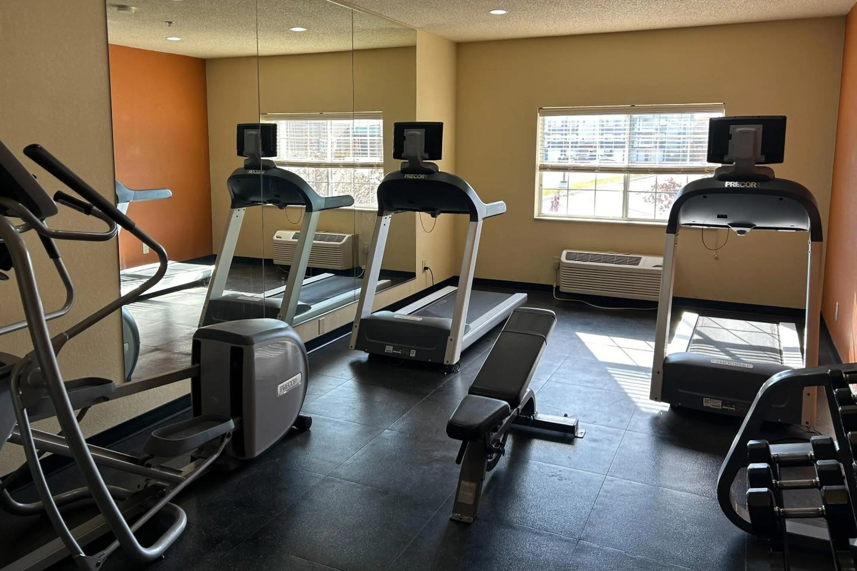 Fitness centre/facilities in Country Inn & Suites by Radisson, Owatonna, MN