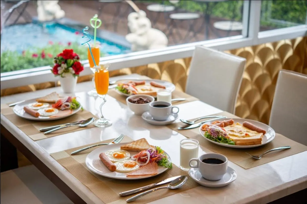 Restaurant/places to eat in Napheera Royal Tel