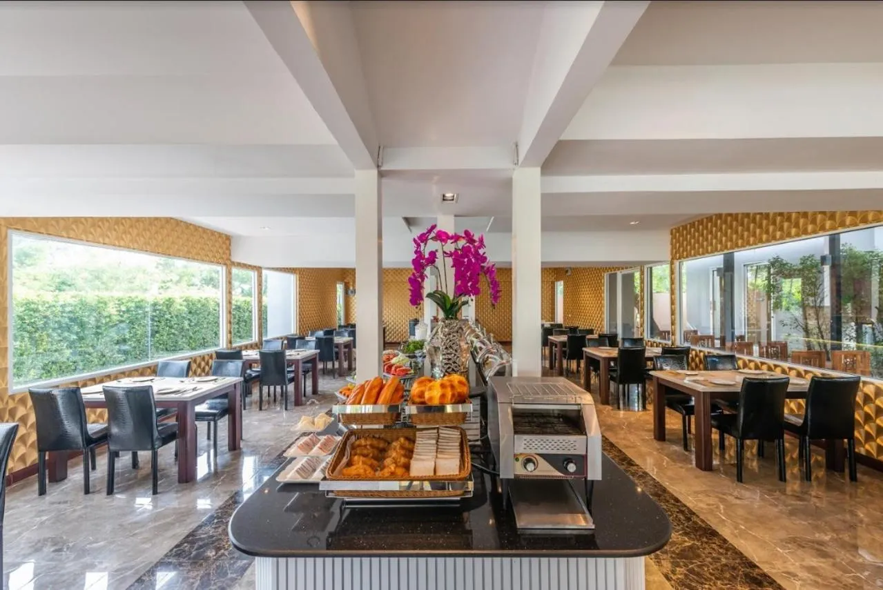 Restaurant/places to eat in Napheera Royal Tel