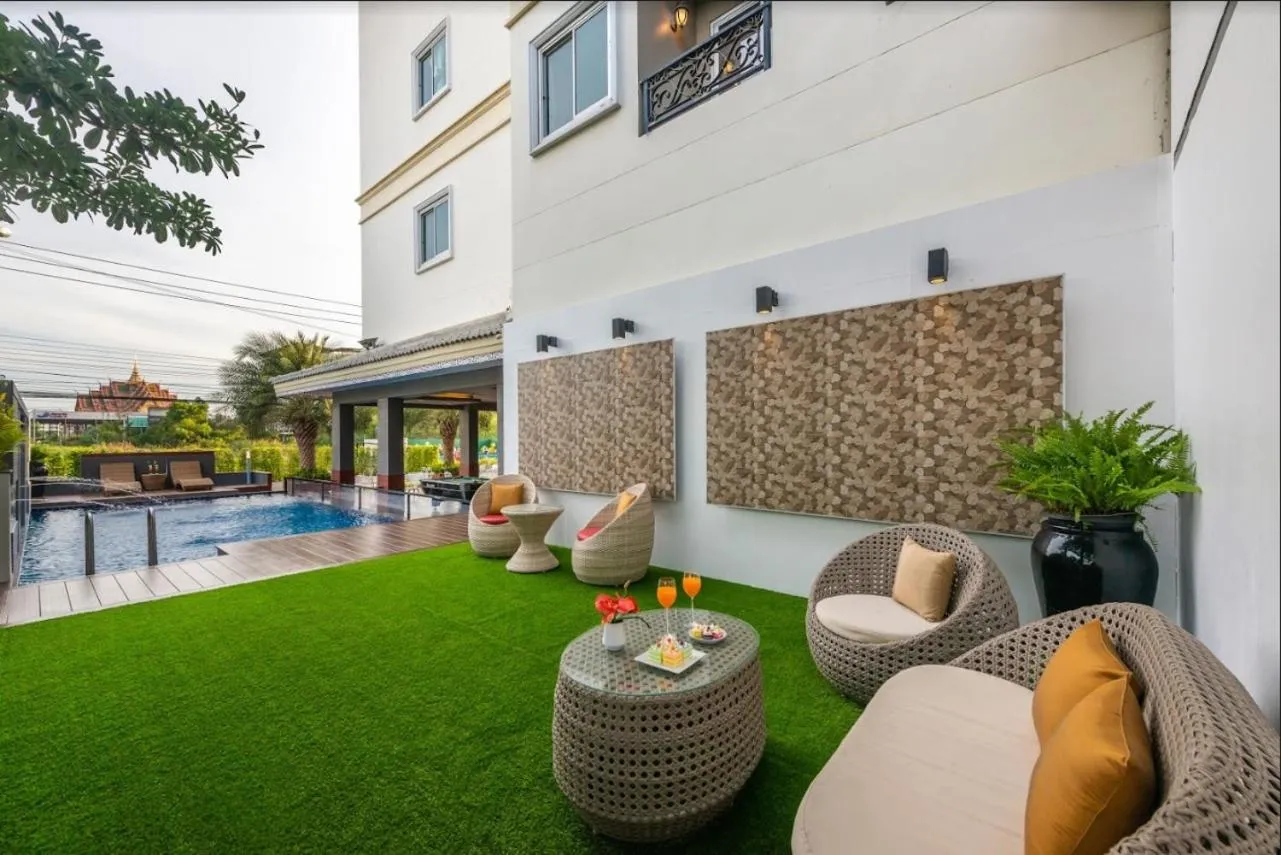 Swimming pool in Napheera Royal Tel