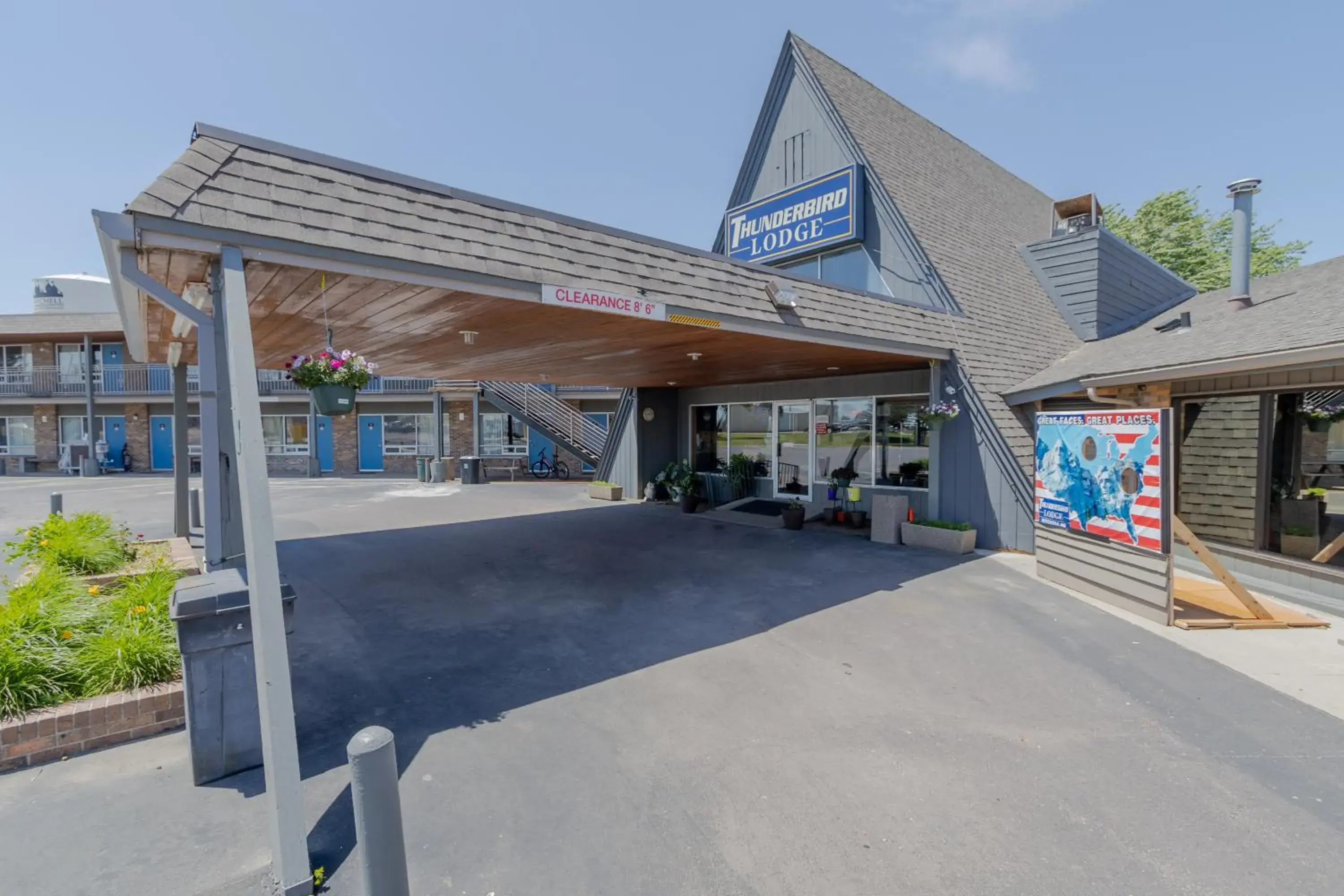 Property building in Thunderbird Lodge Property building in Thunderbird Lodge