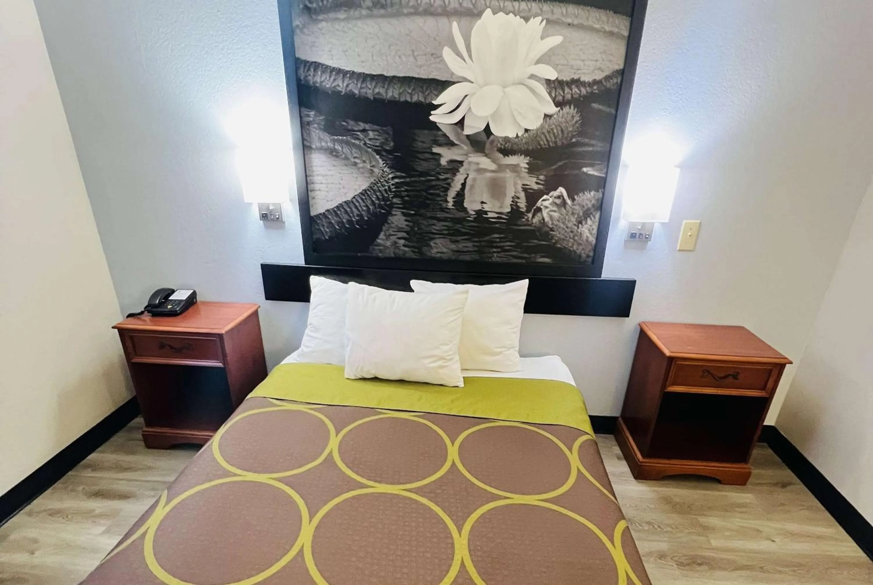 Photo of the whole room, Bed in Super 8 by Wyndham Pittsburgh/Monroeville