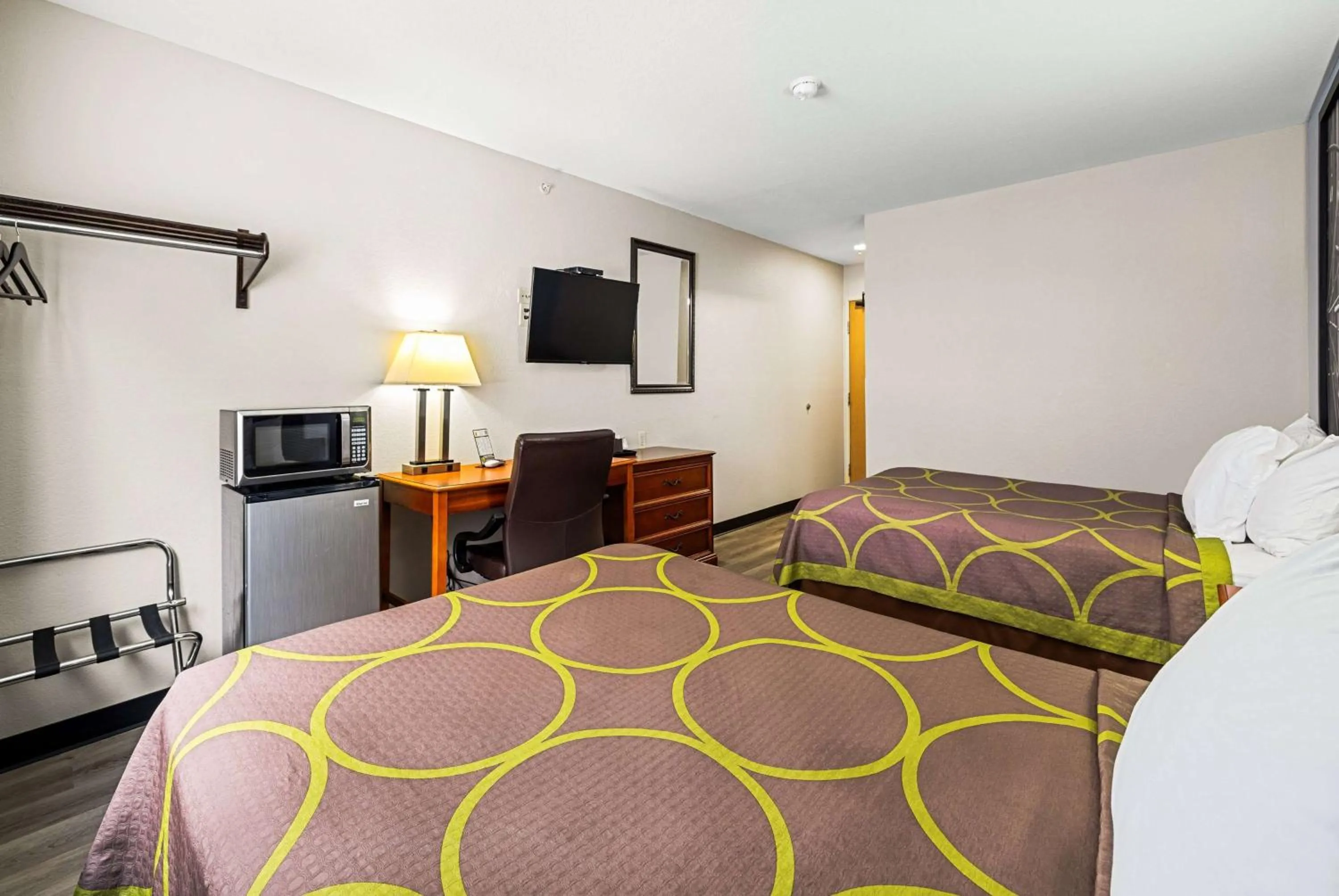 Photo of the whole room, Bed in Super 8 by Wyndham Pittsburgh/Monroeville