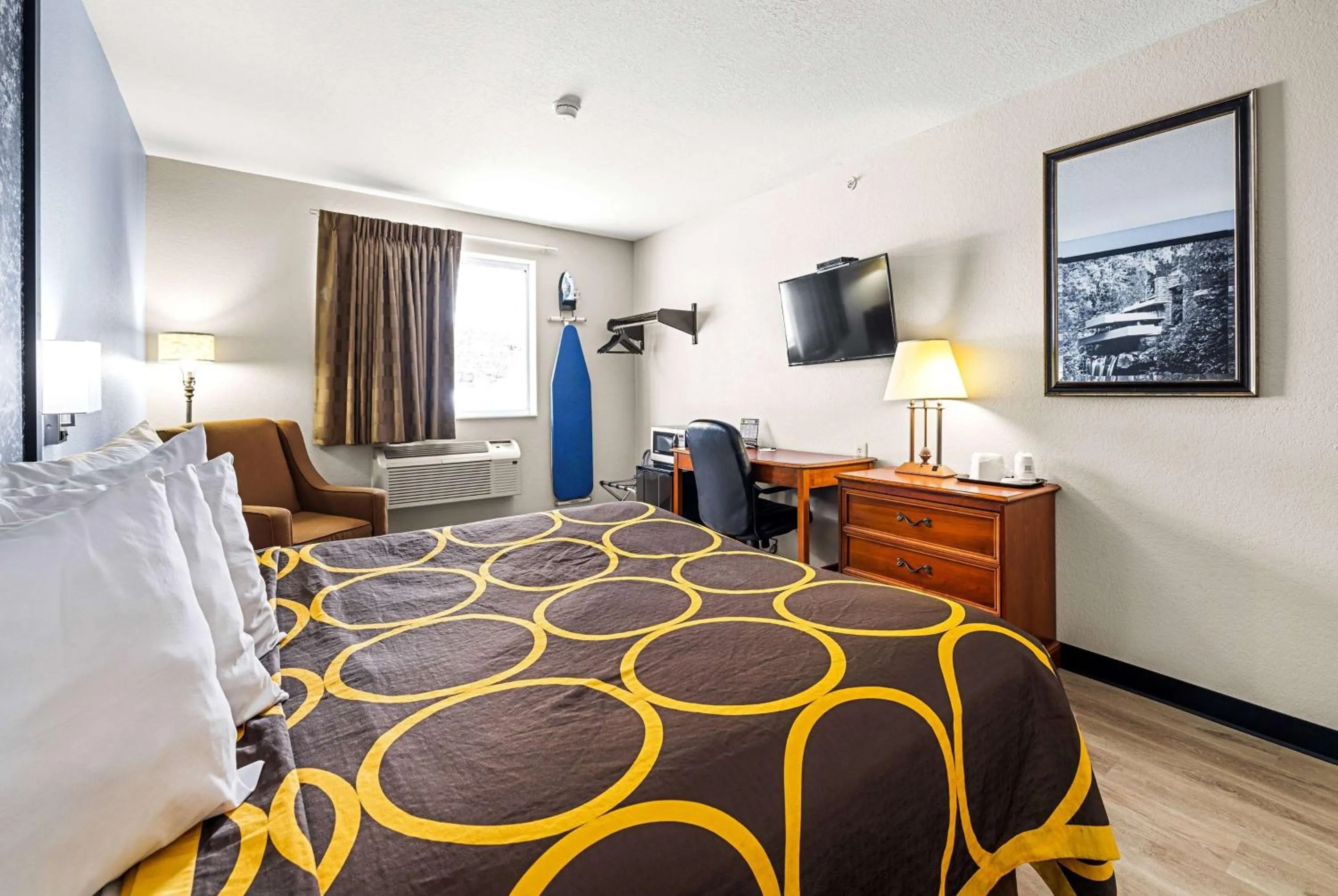 Photo of the whole room, Bed in Super 8 by Wyndham Pittsburgh/Monroeville
