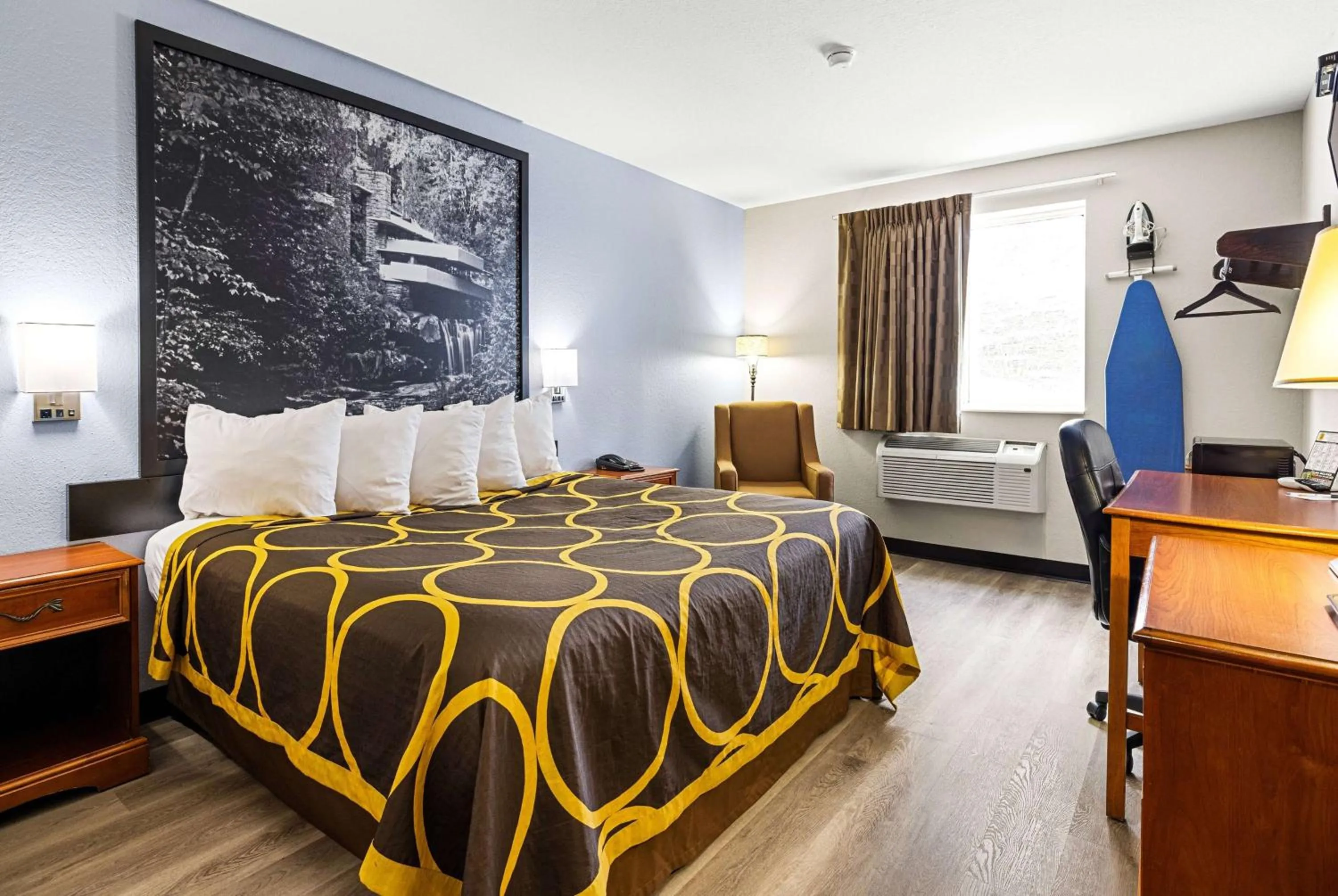 Photo of the whole room, Bed in Super 8 by Wyndham Pittsburgh/Monroeville